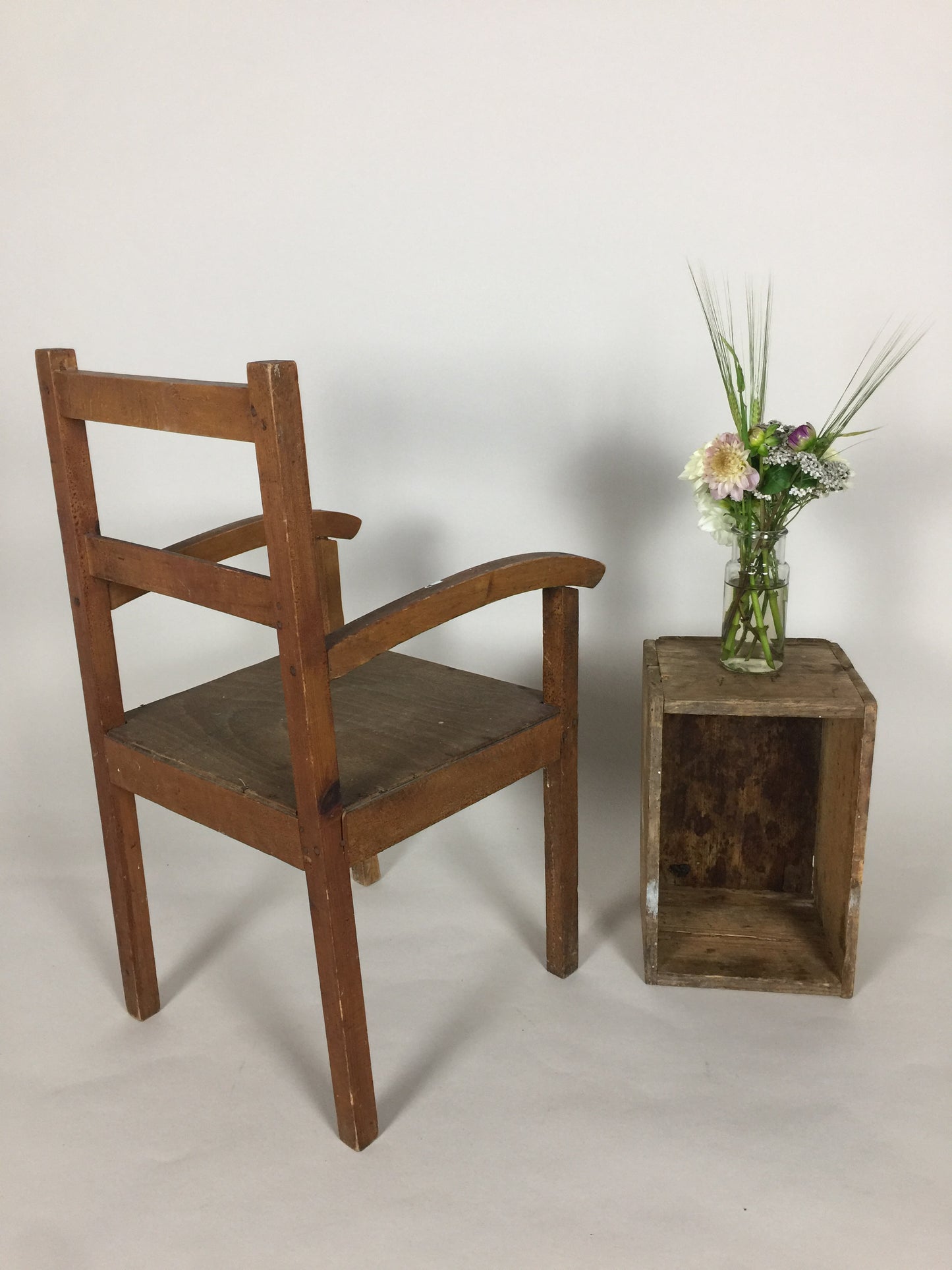 Schöner kleiner Kinderstuhl aus Holz