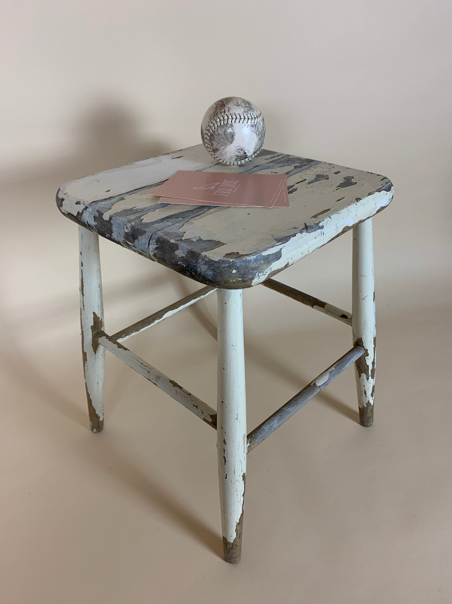 Der Hocker mit viel Patina