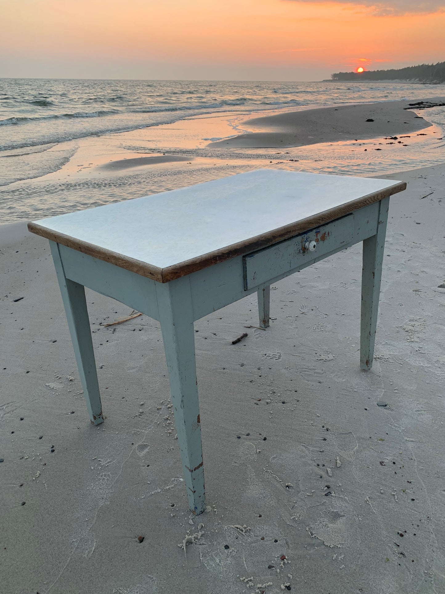 Tisch mit Patina