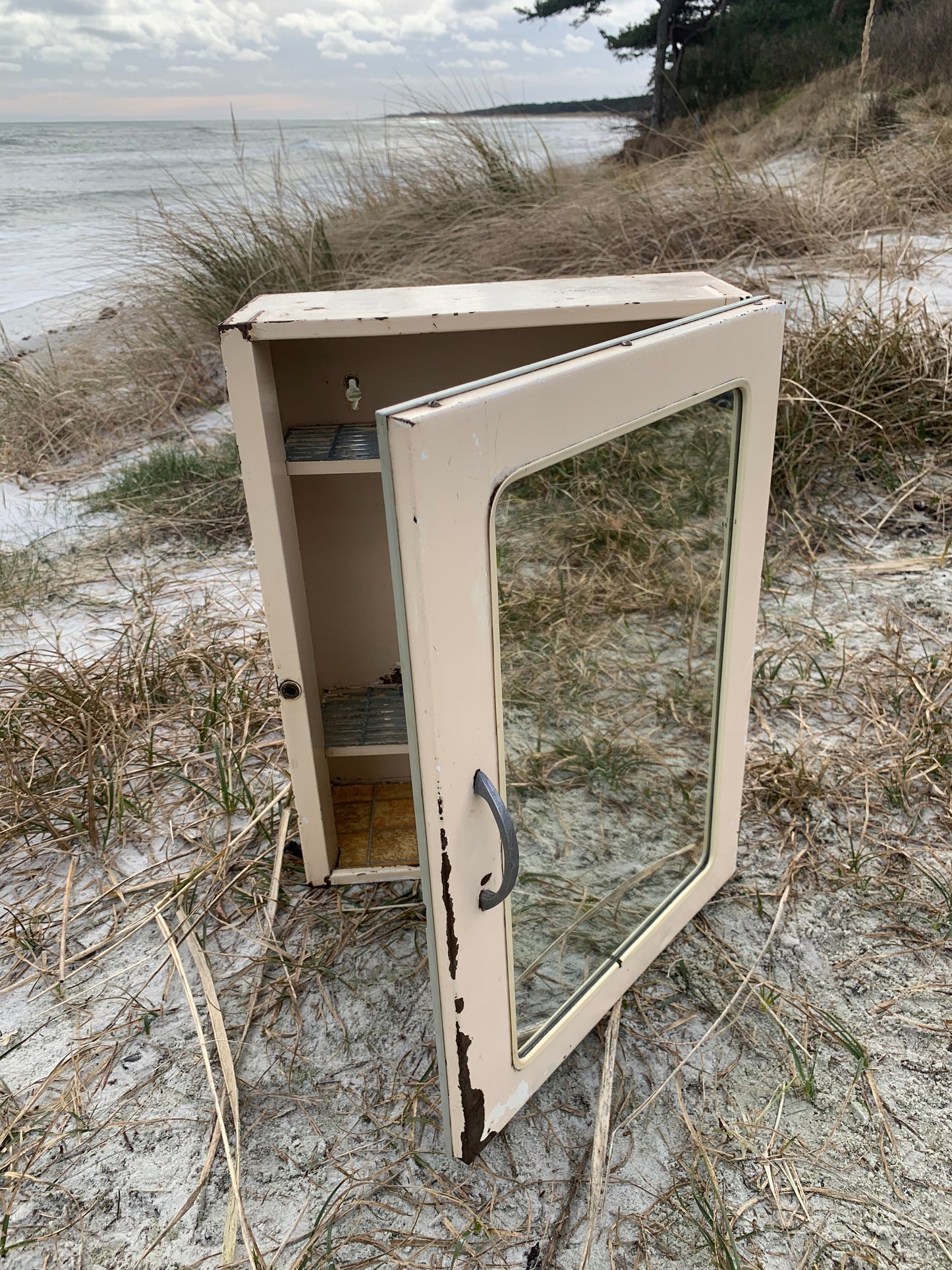 Medizinschrank mit Spiegel
