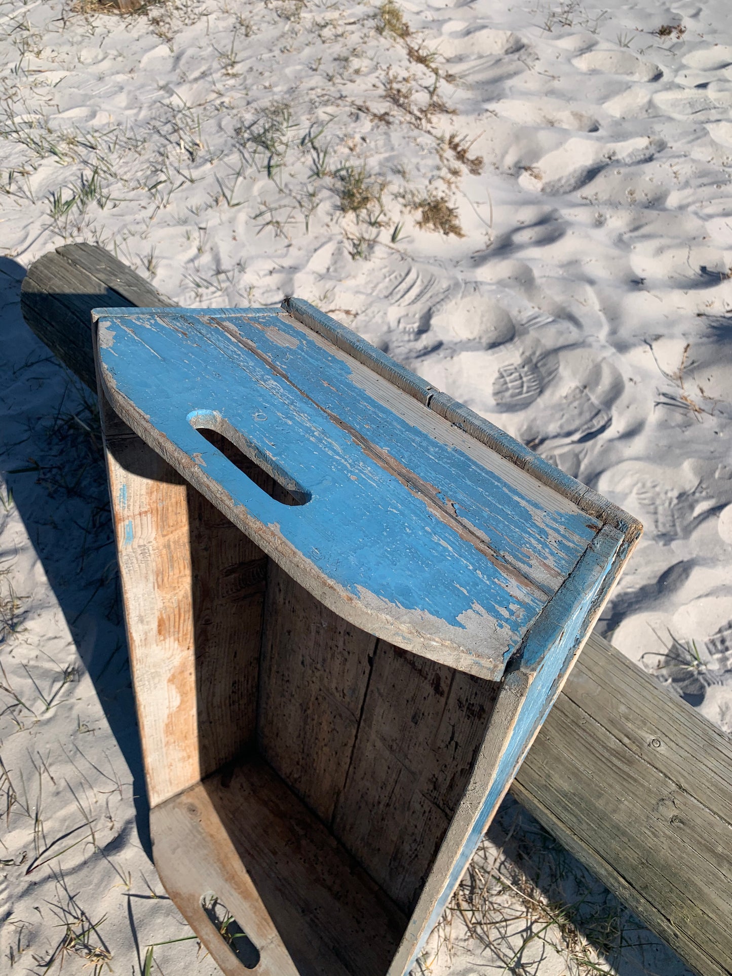 Blaue Holzkiste mit schöner Patina