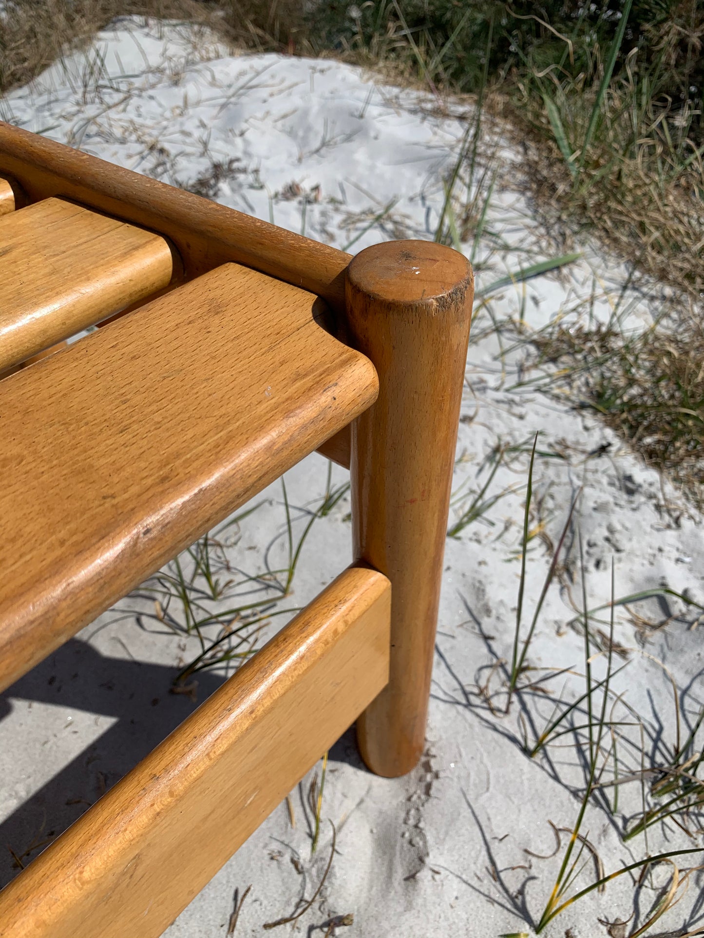 Robuster Kinderstuhl aus lackiertem Holz