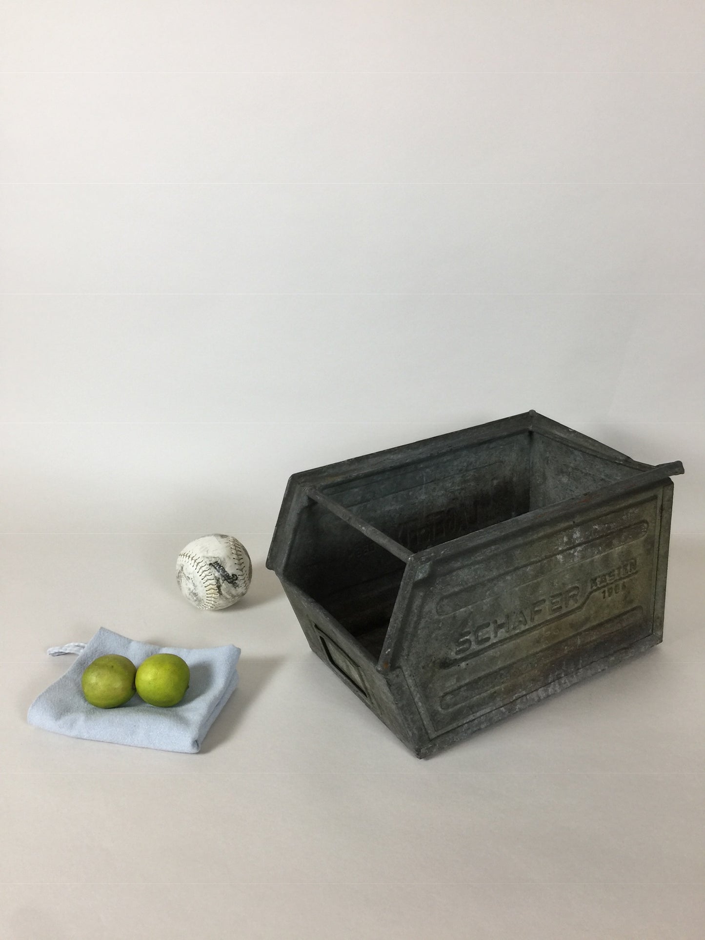 Schönes und rohes Metallgehäuse