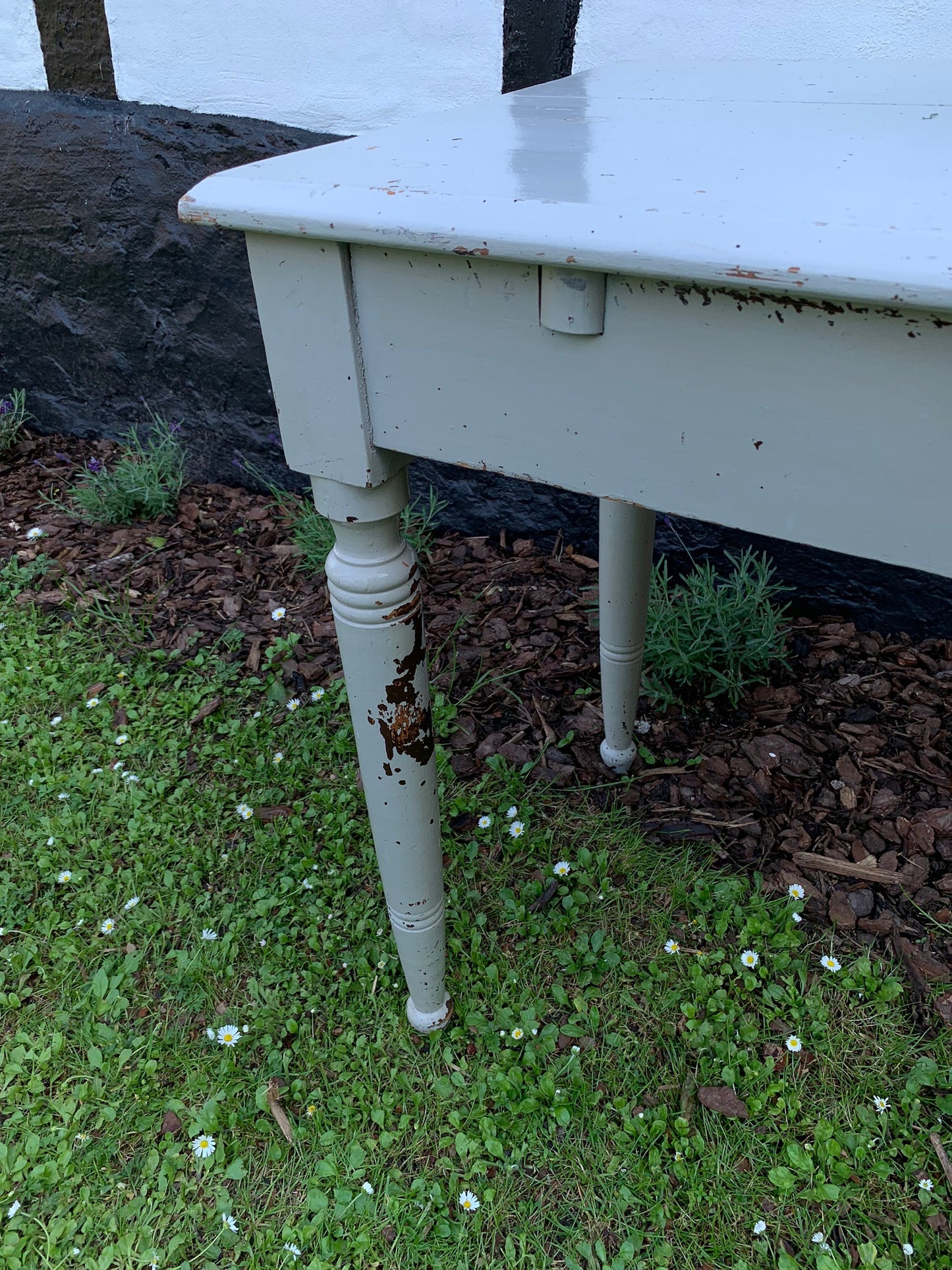 Alter Tisch mit Patina