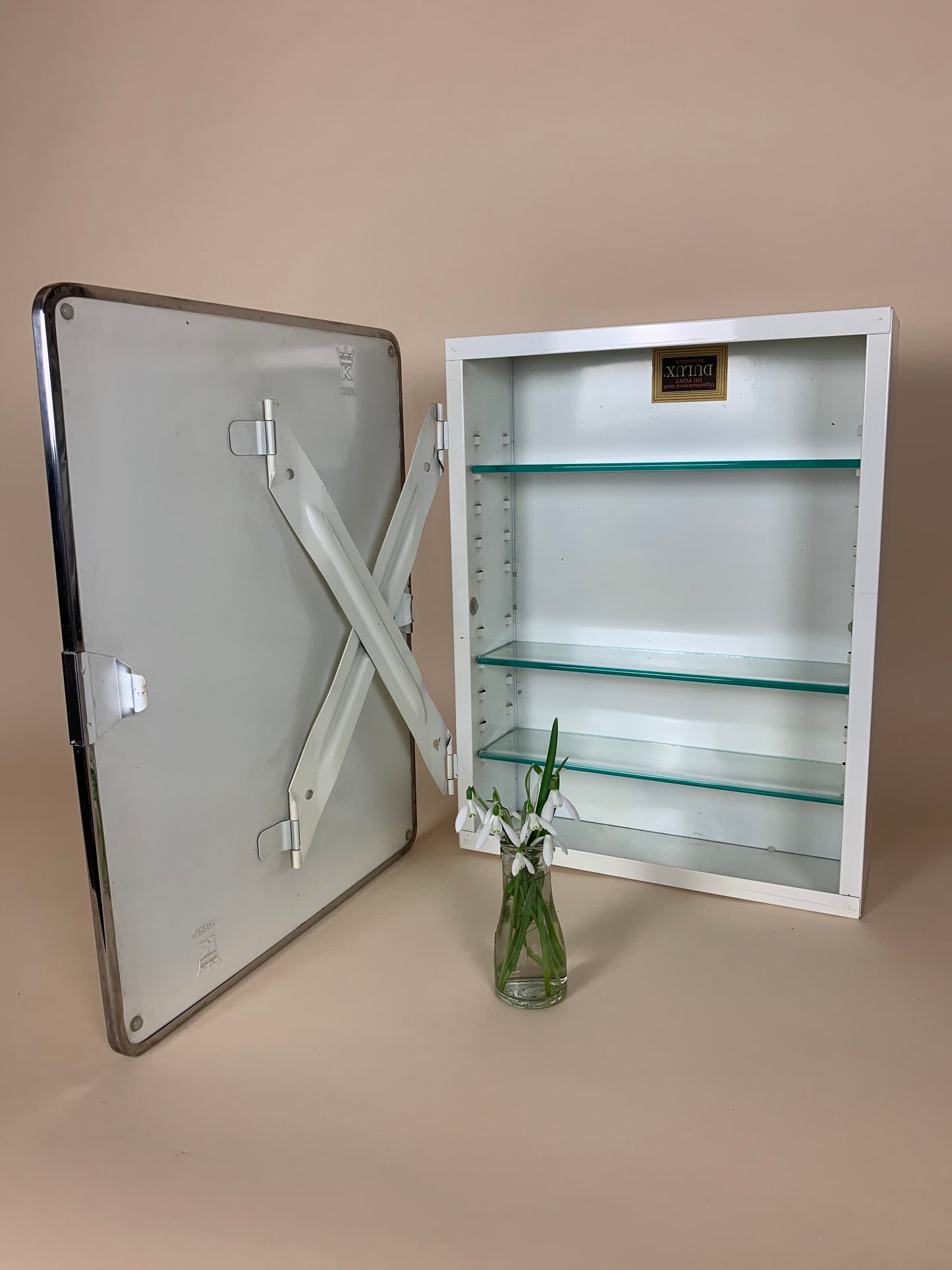 Medizinschrank im Rohstil mit Spiegel