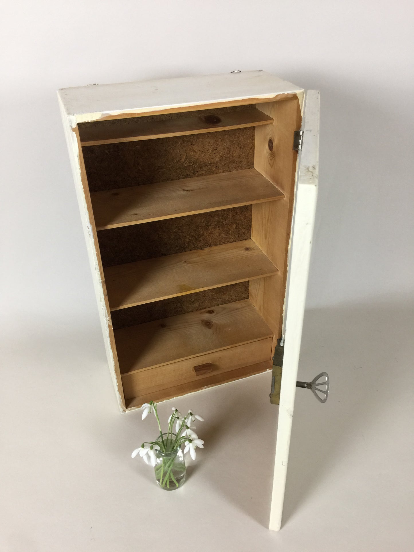 Schöner Medizinschrank mit schönen Details
