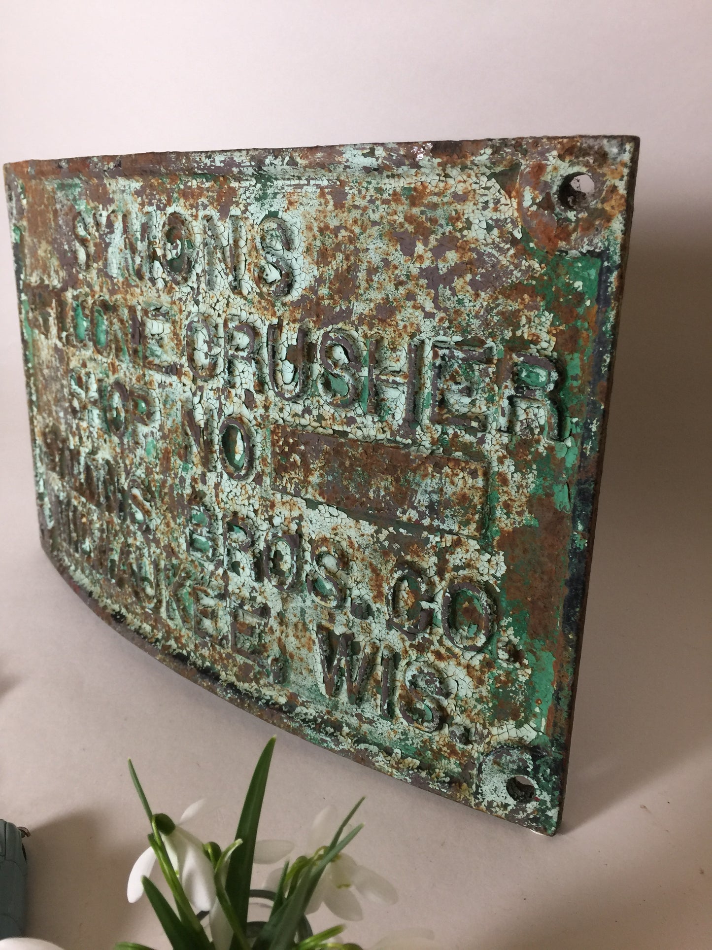 Schönes und geschwungenes altes Schild mit viel schöner Patina