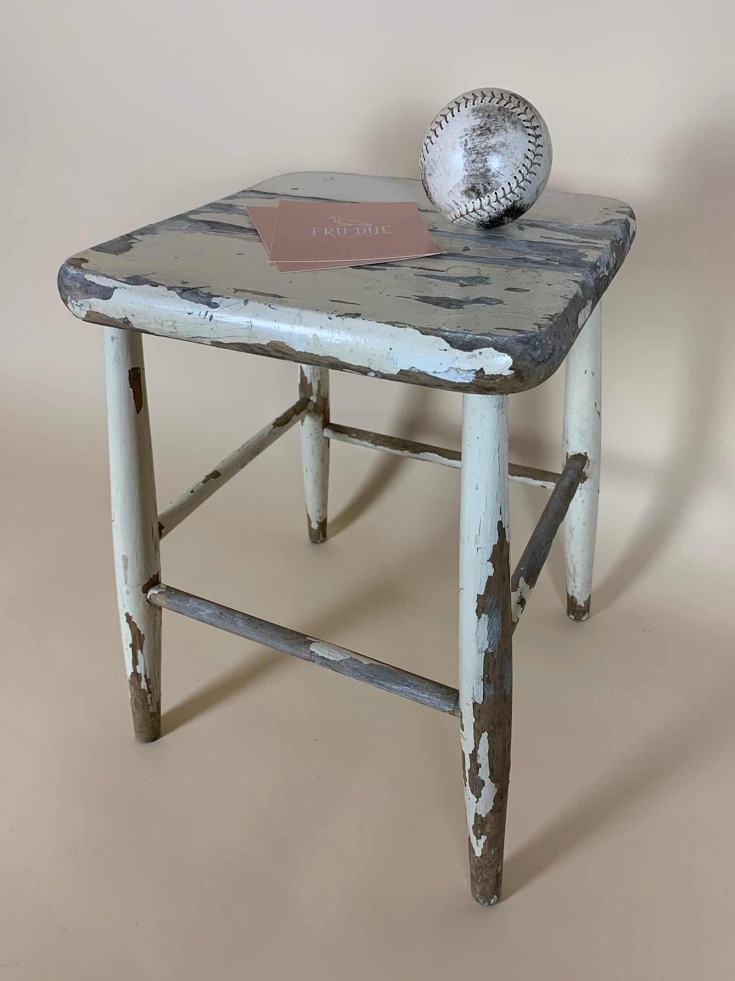 Der Hocker mit viel Patina