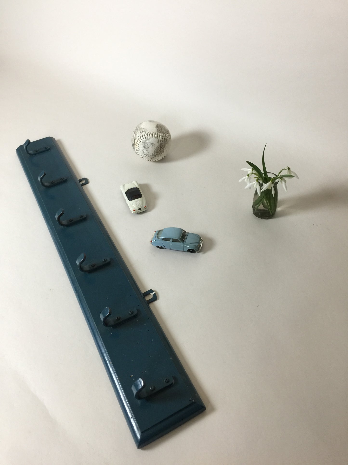 Schöne alte blaue Kleiderstange