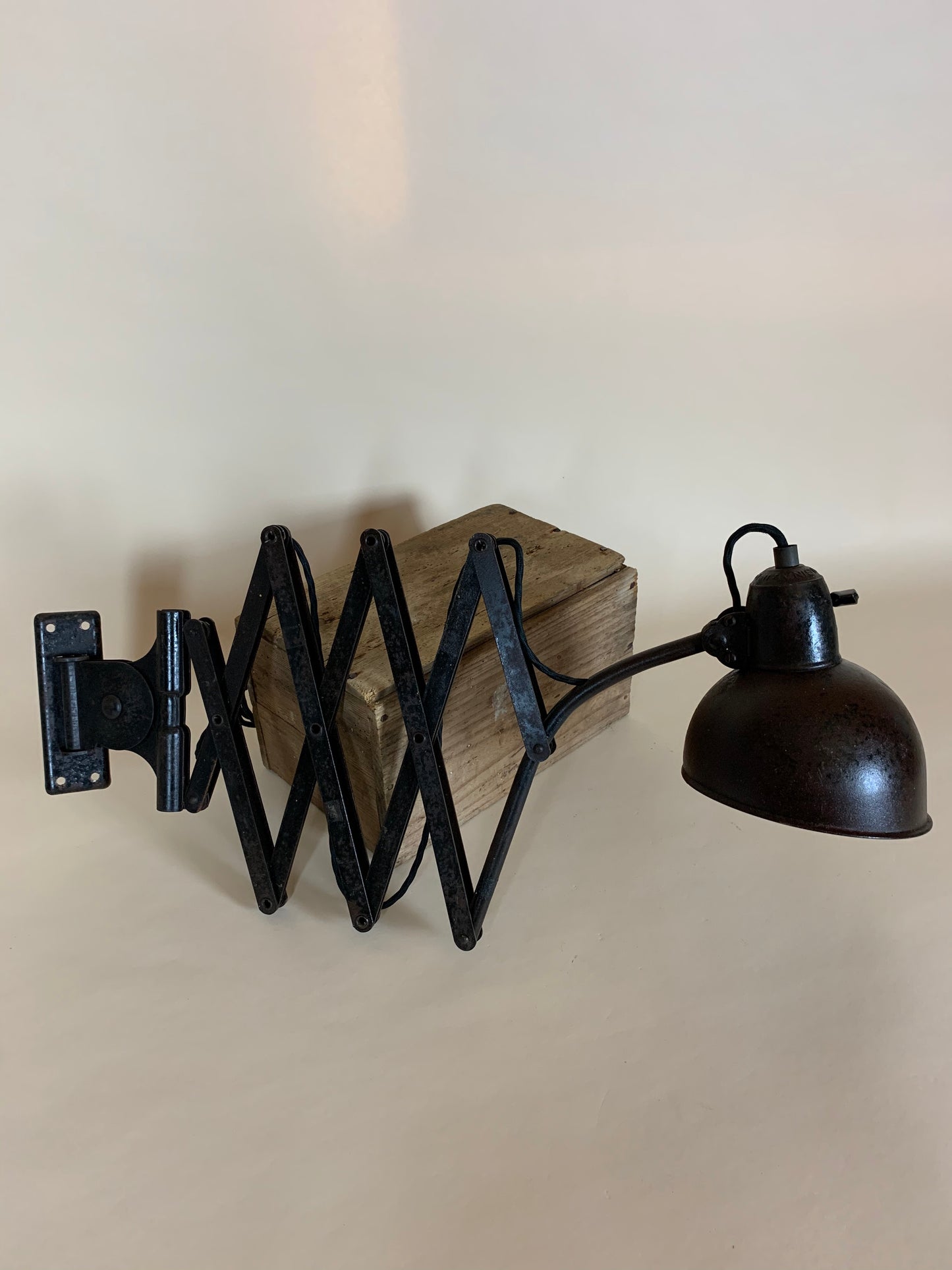 Kaiser Idell Scherenlampe - Rohe Ausführung mit schöner Patina