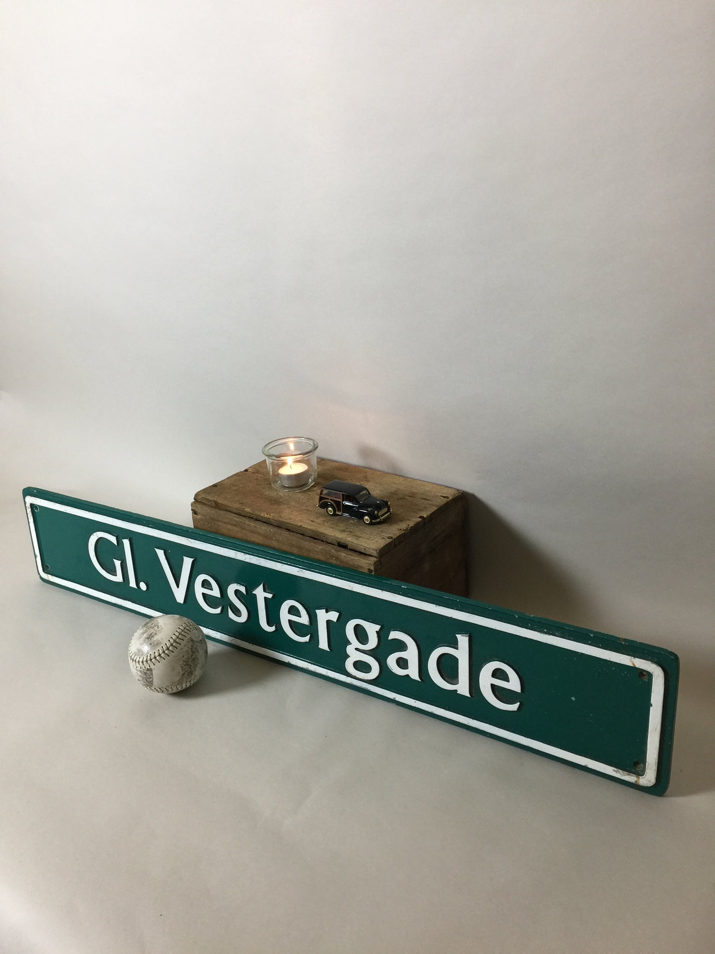 Die Vestergade hinunter schlängeln - Schönes grünes Straßenschild