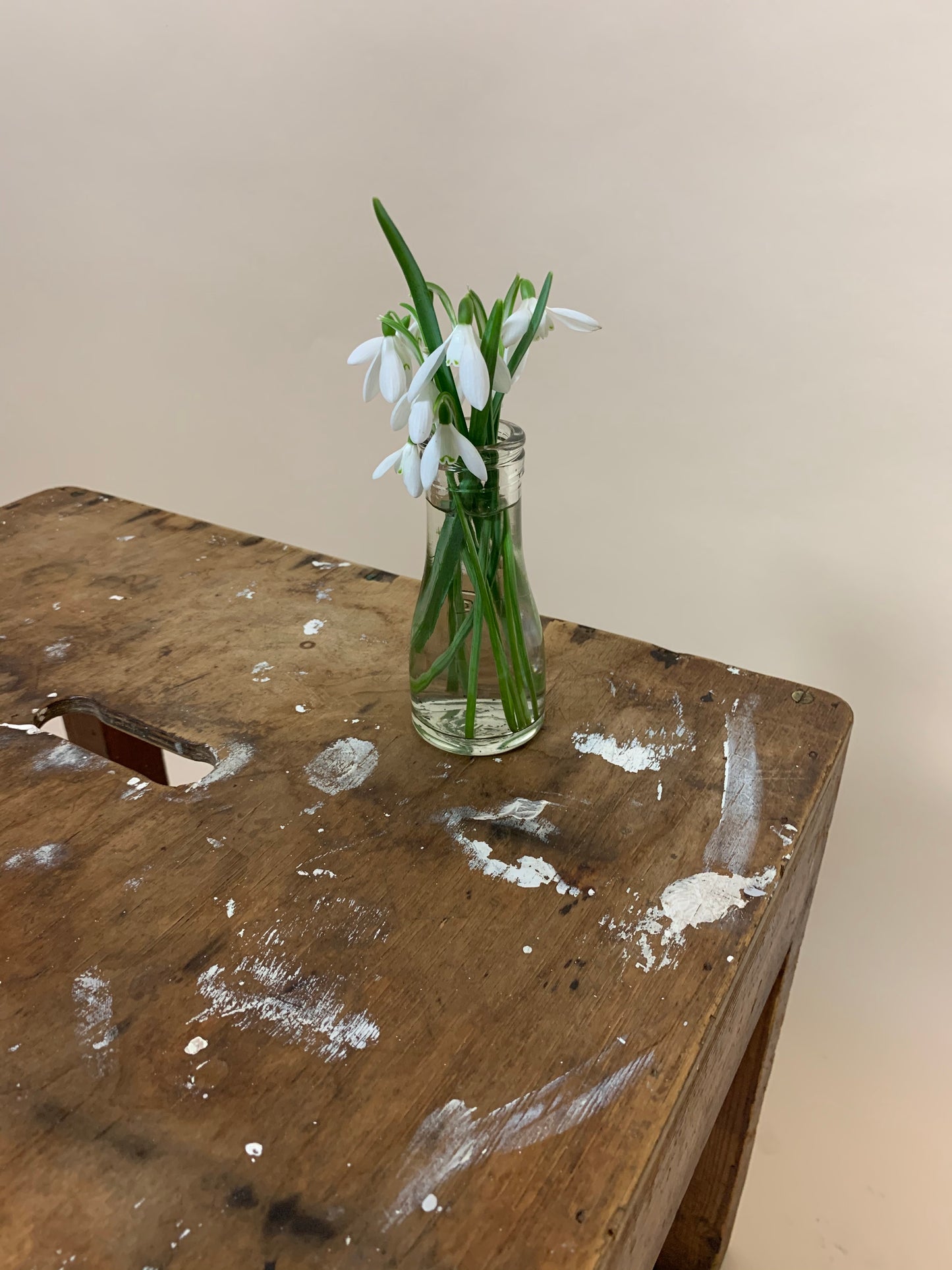 Der Holzhocker mit viel Patina