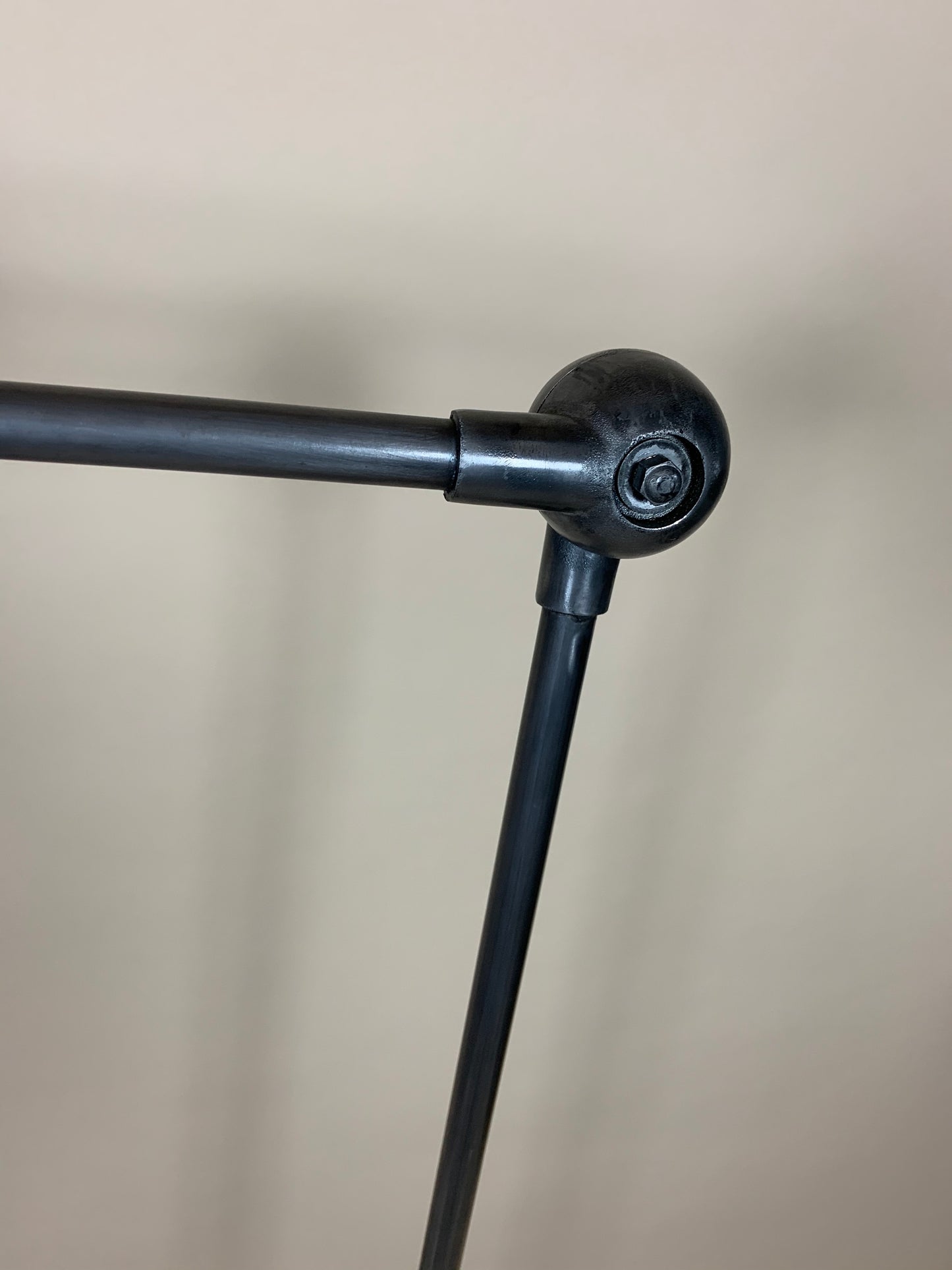 Schöne und seltene Jieldé Stehlampe mit zwei Armen