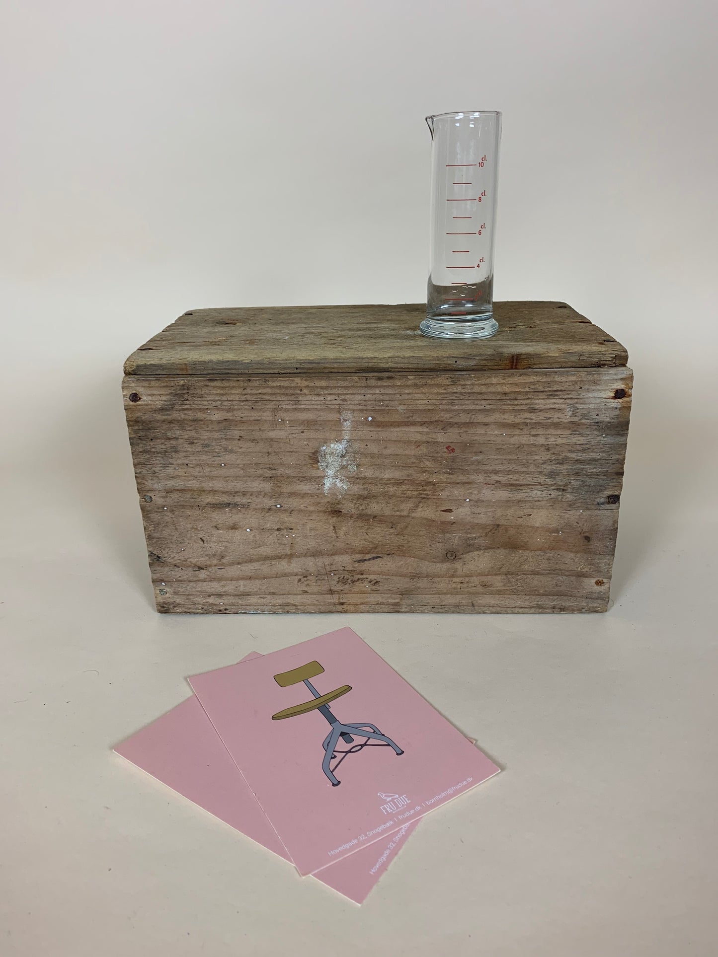 Laborglas mit roter Schrift