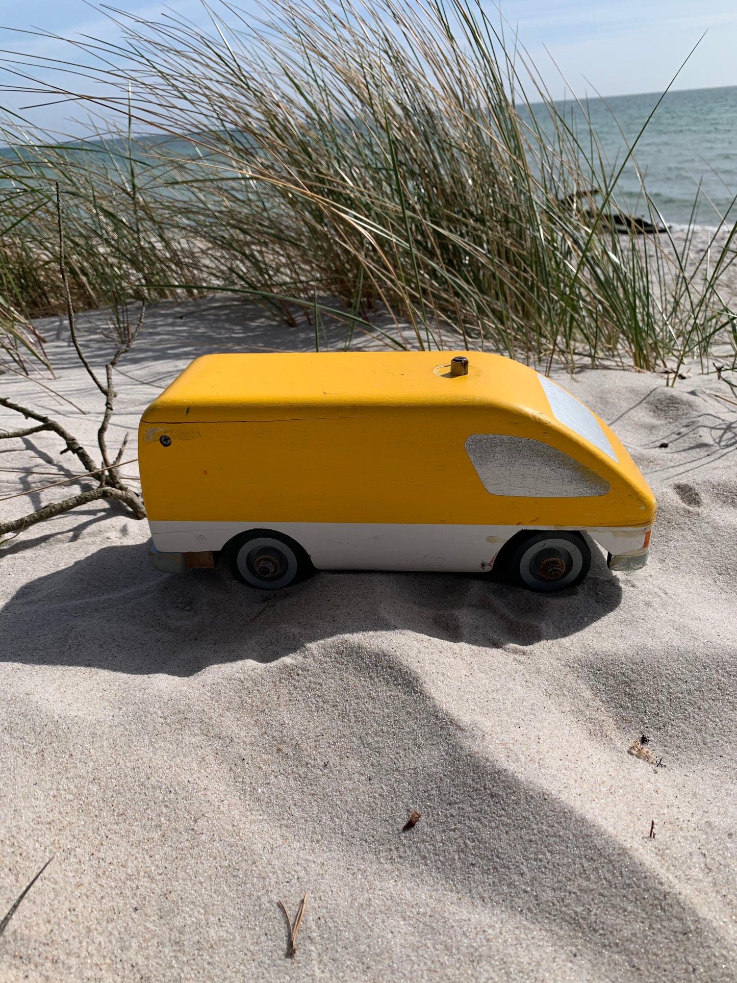 Gelbes Spielzeugauto aus Holz