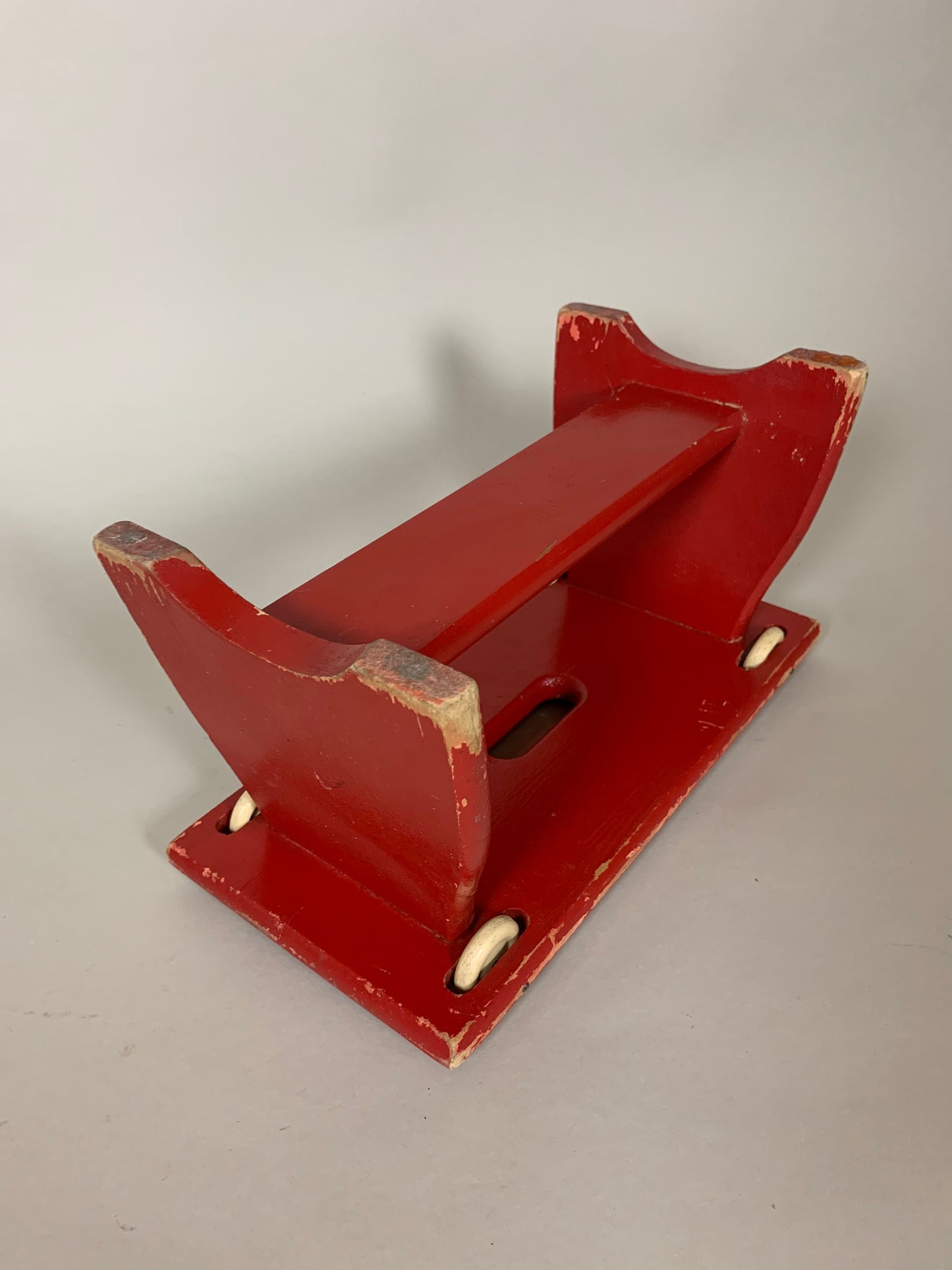 Roter Hocker mit Rädern