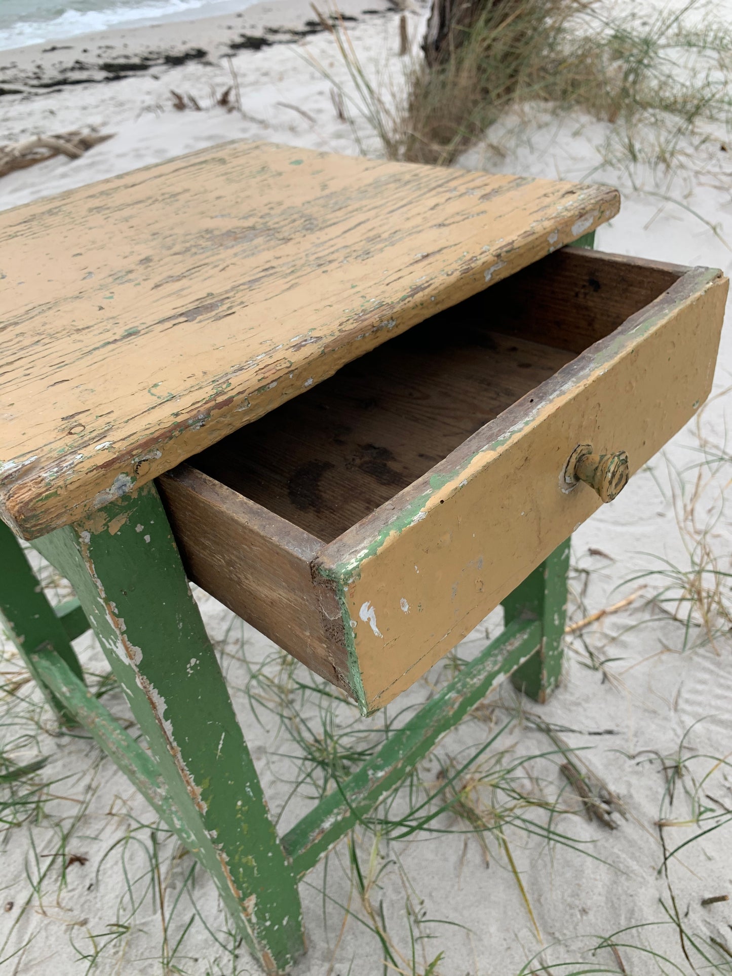 Kleiner Tisch mit Schublade
