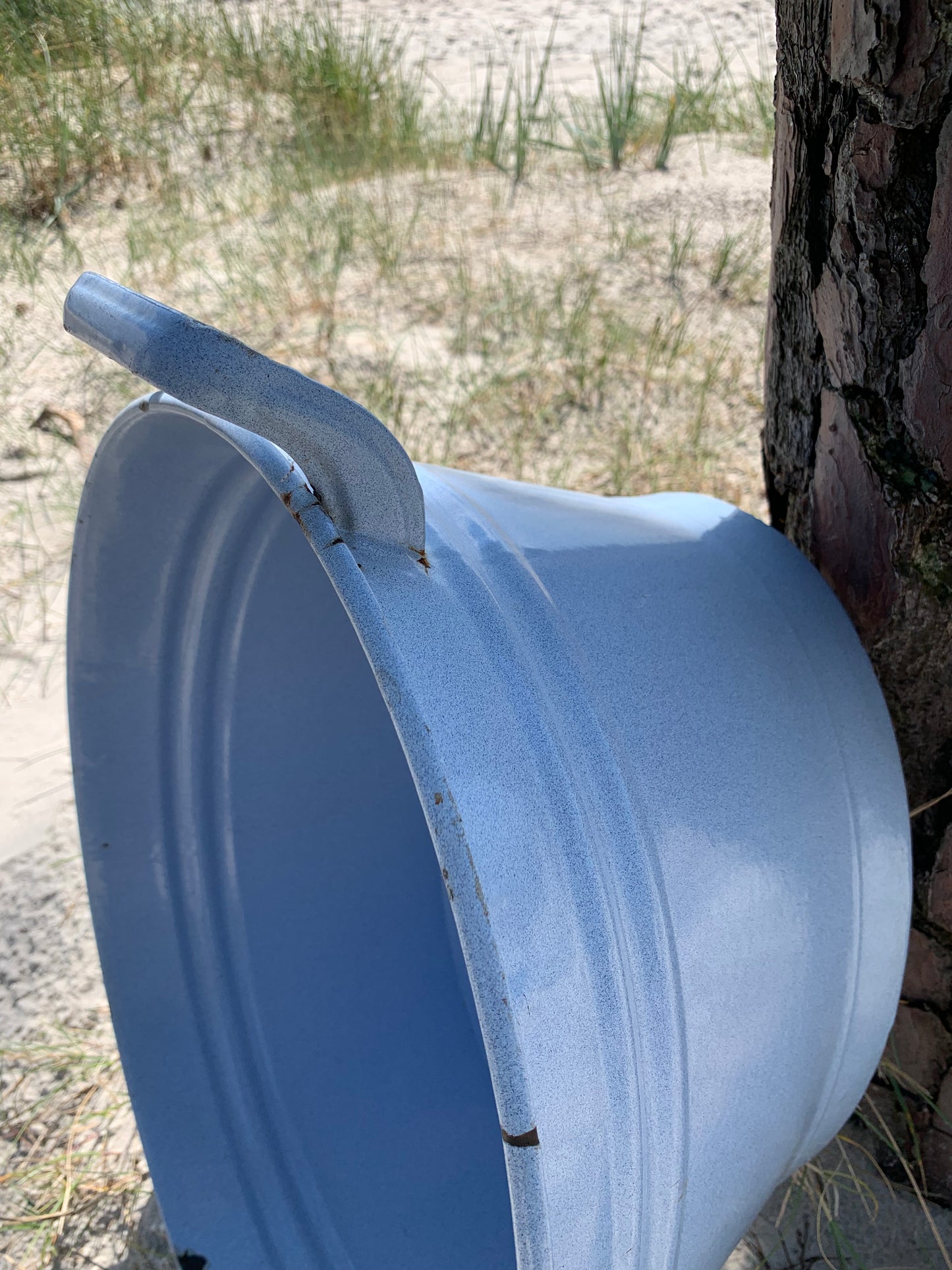 Große Wanne in hellblauer Emaille