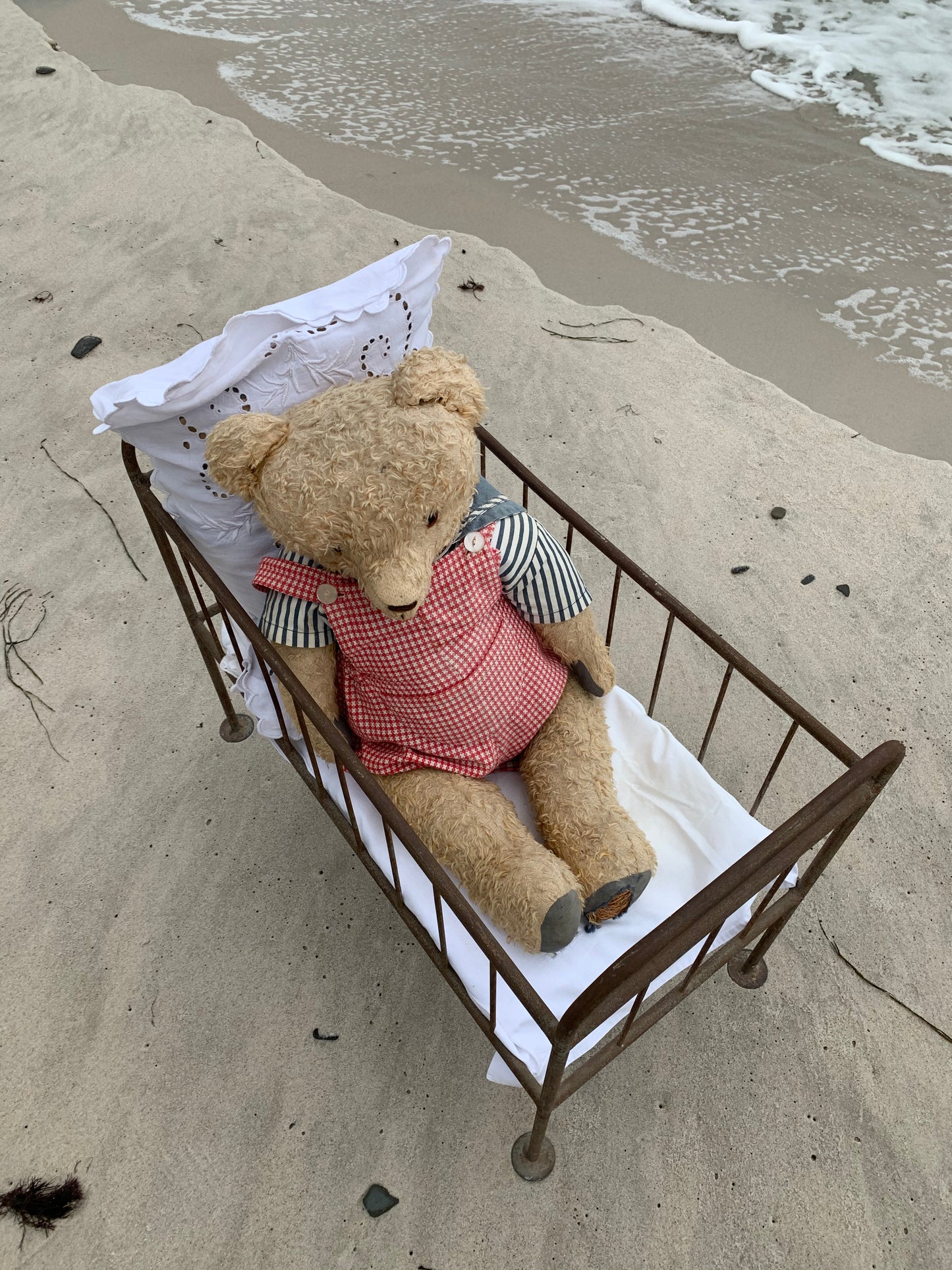 Schöner alter Teddybär mit Bett - aus Frankreich