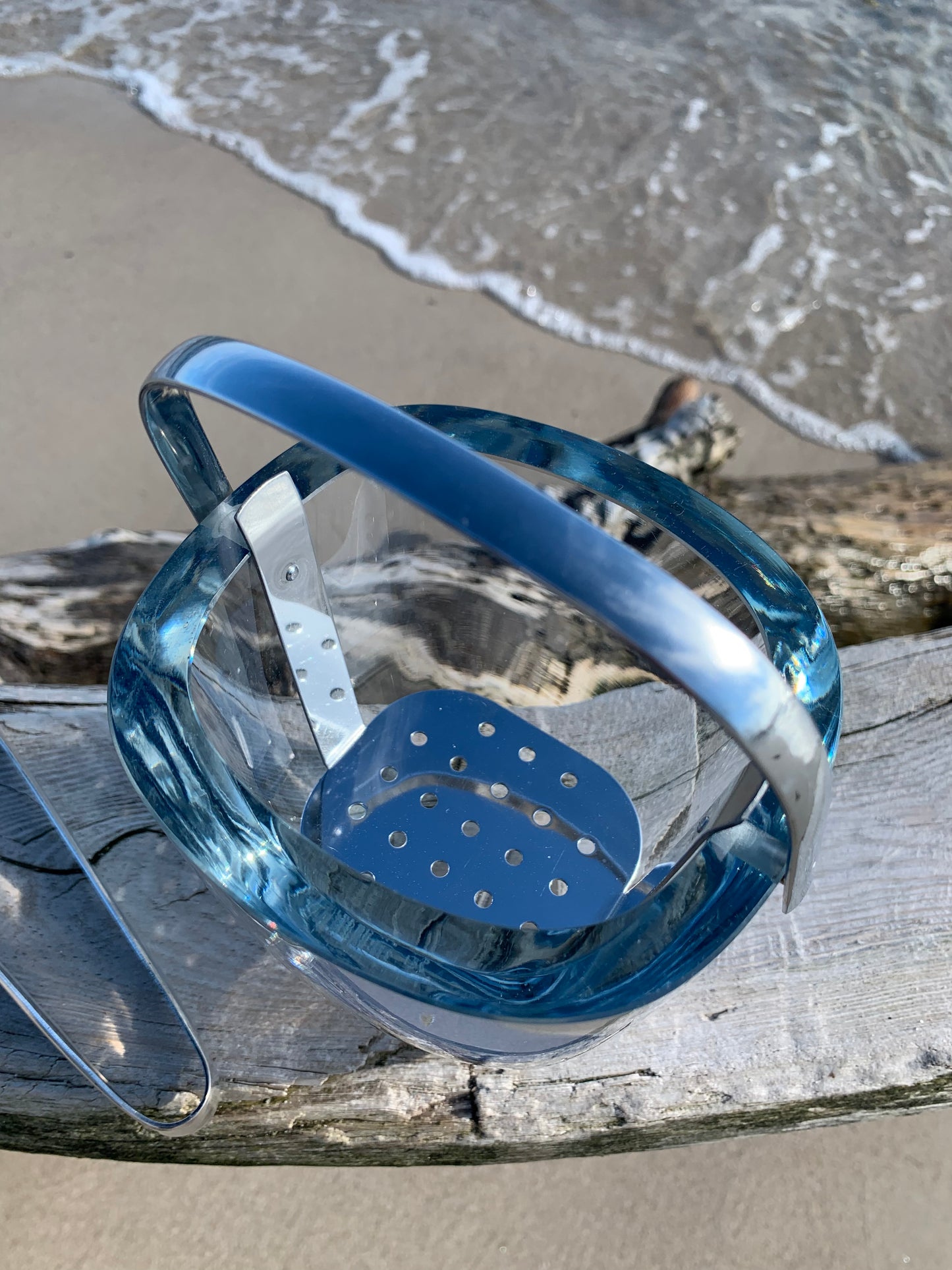 Eiskübel von Strömbergshyttan mit Algen und Gitter