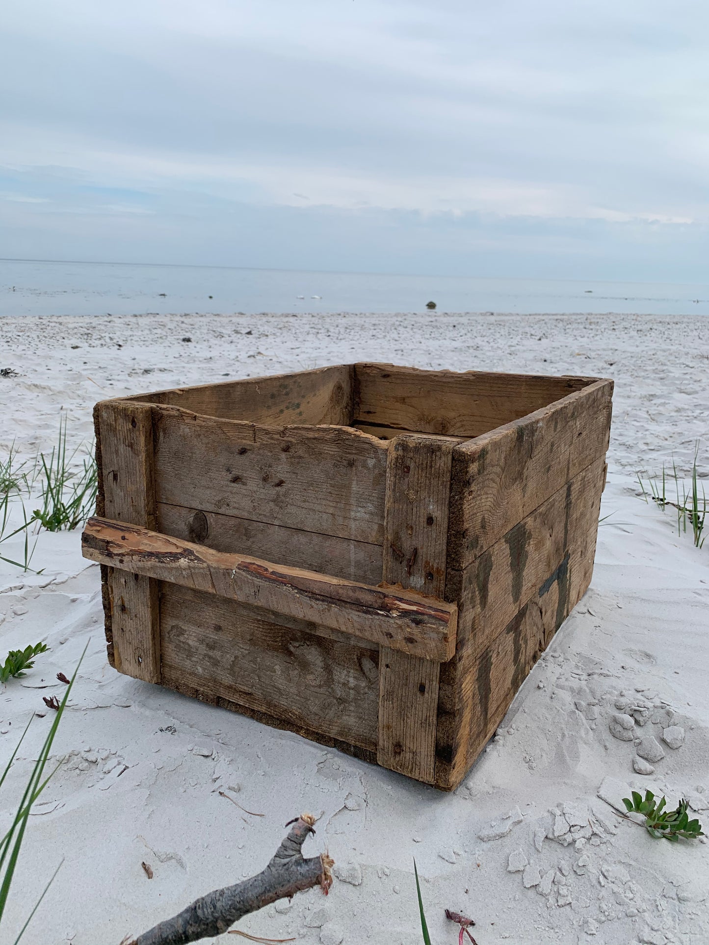 Große Holzkiste mit viel Patina