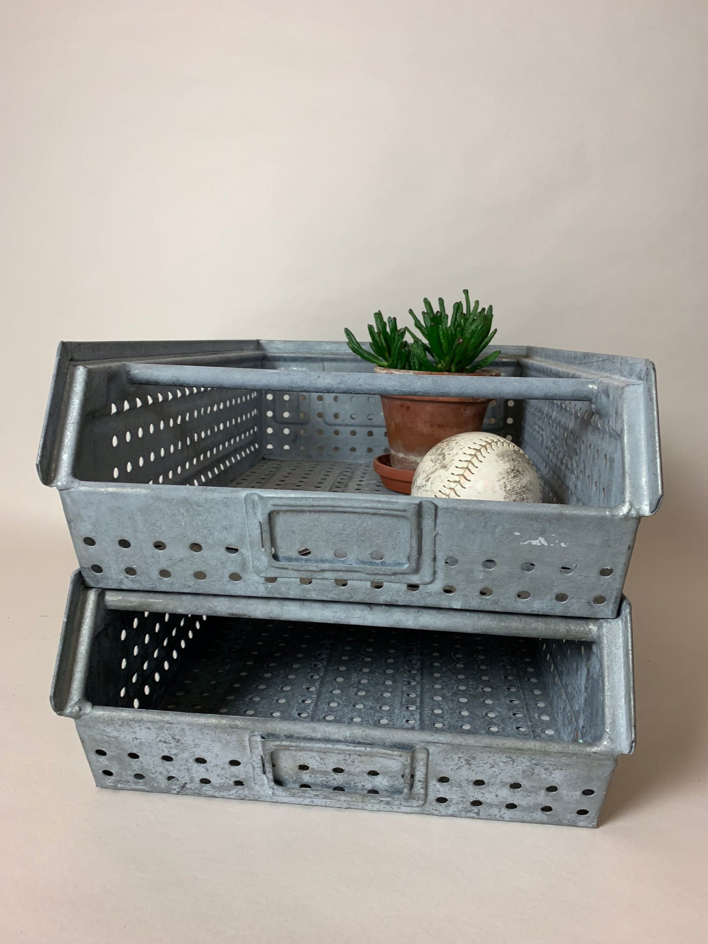 Schöne und stapelbare Metallbox - der Preis versteht sich pro STCK.