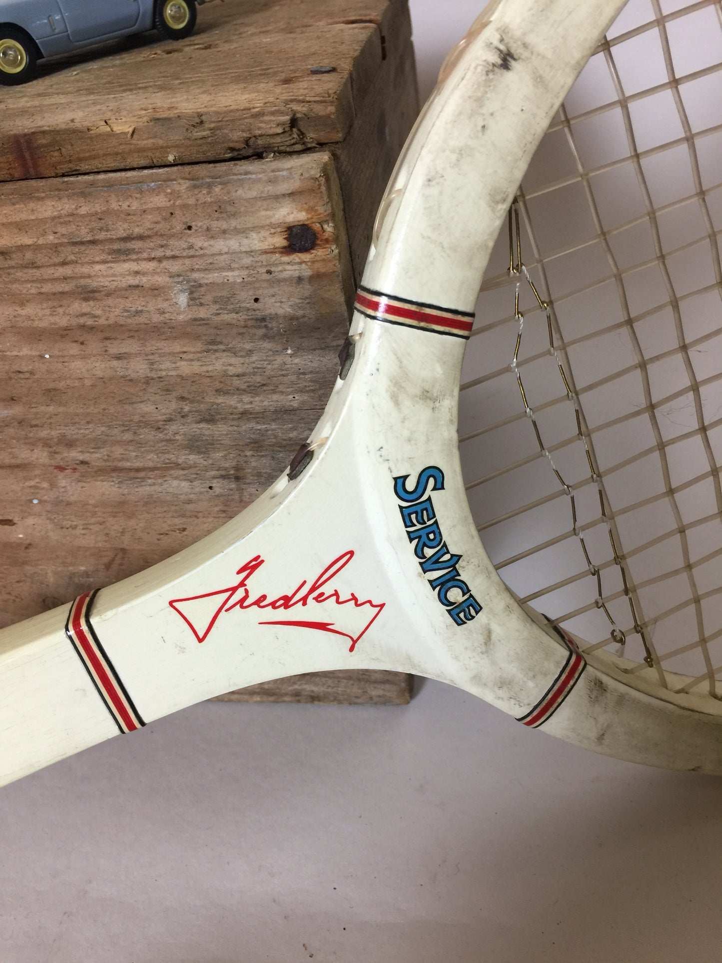 Schöner alter schwedischer Tennisschläger