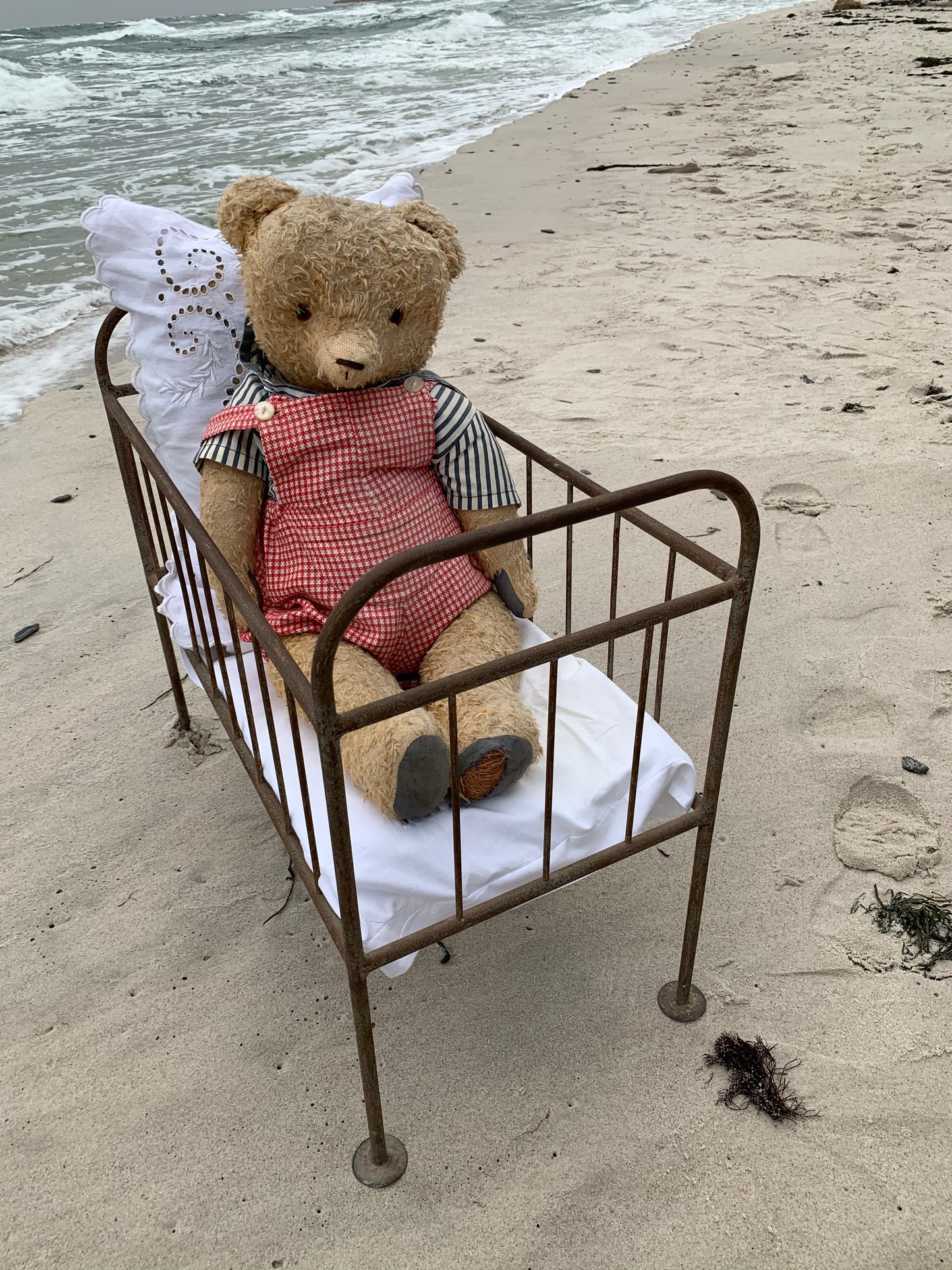 Schöner alter Teddybär mit Bett - aus Frankreich
