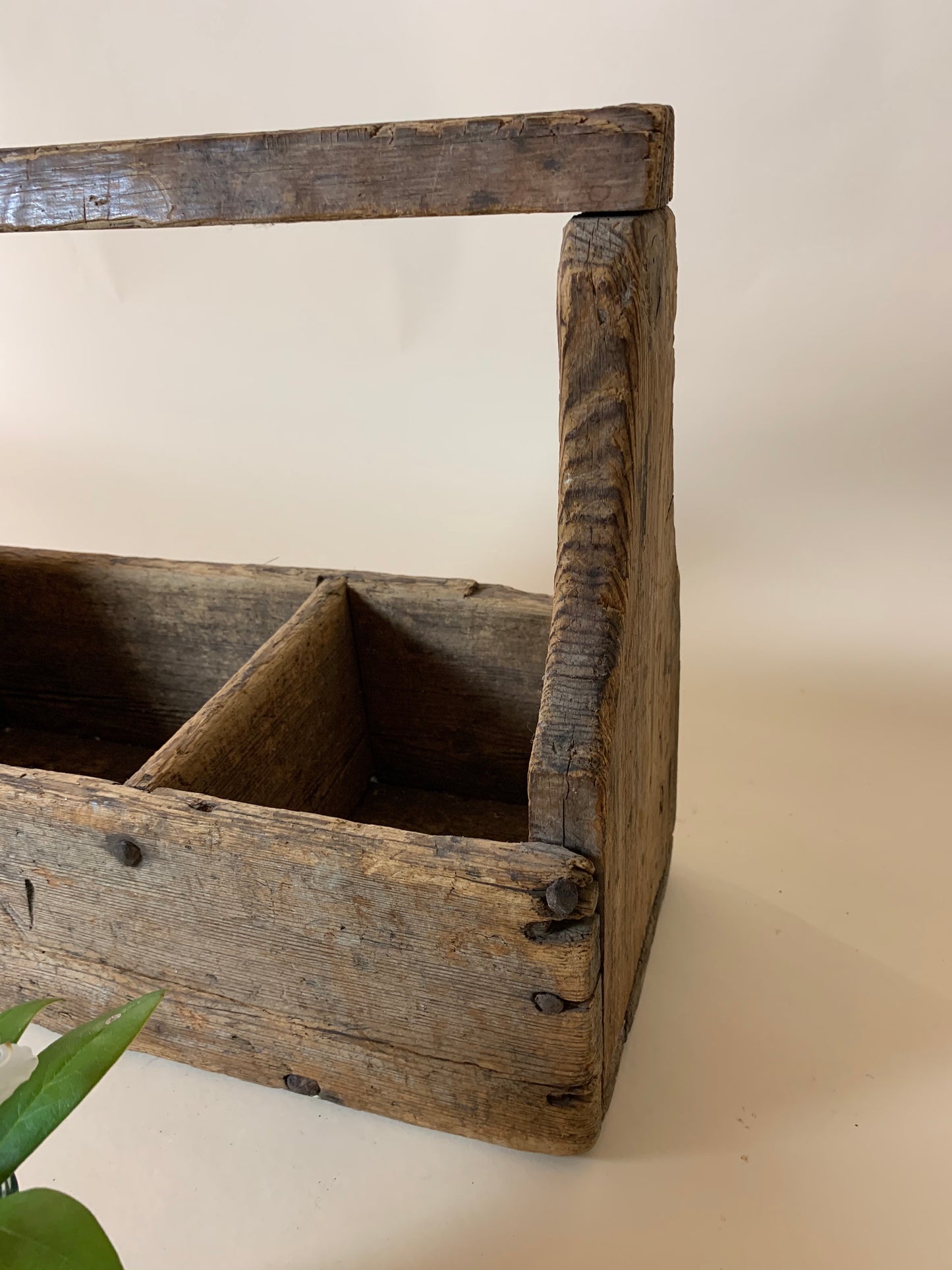 Schöne alte Holzkiste mit Henkel.