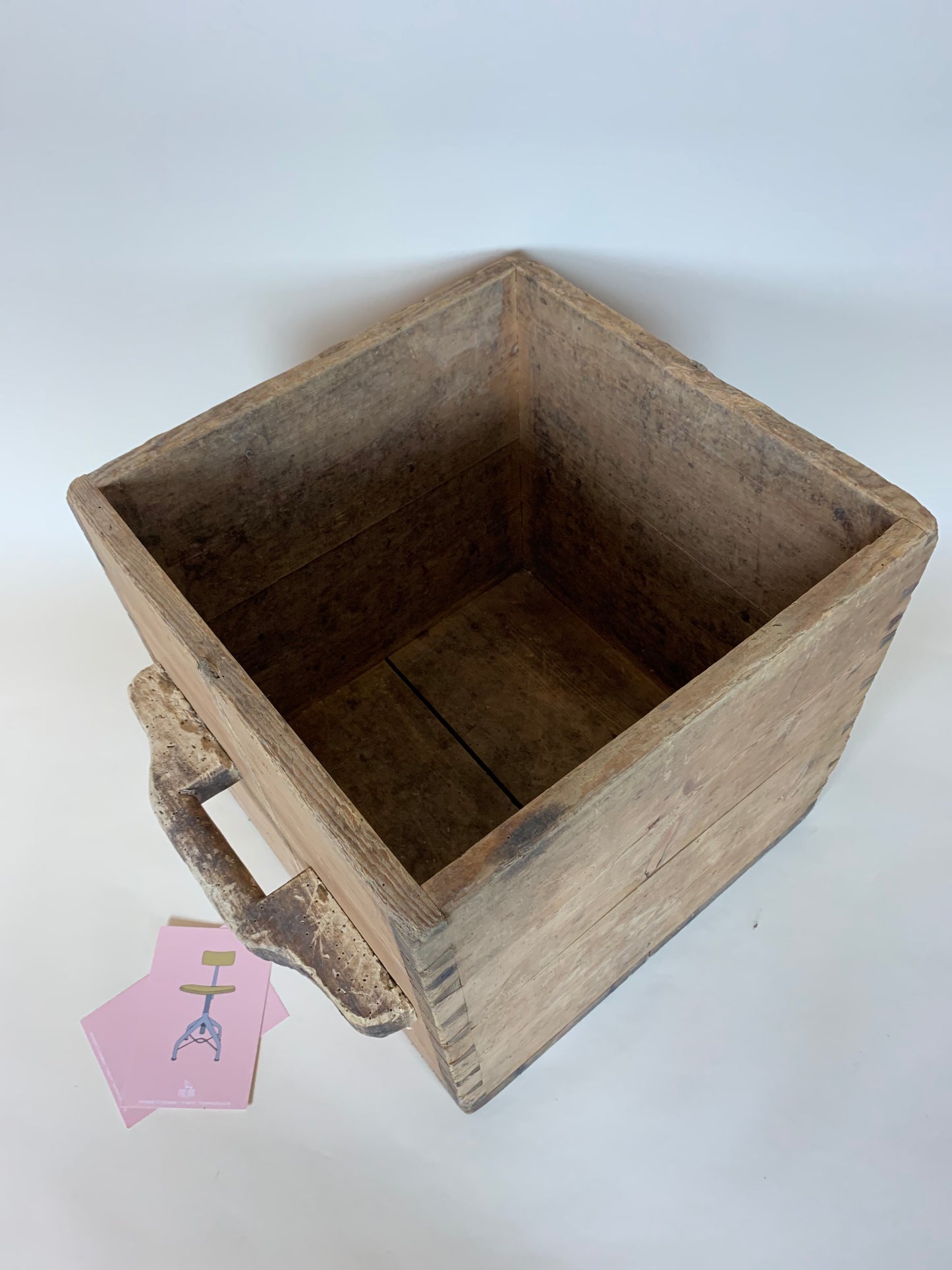 Schöne Holzkiste mit zwei Henkeln aus Bäckerei