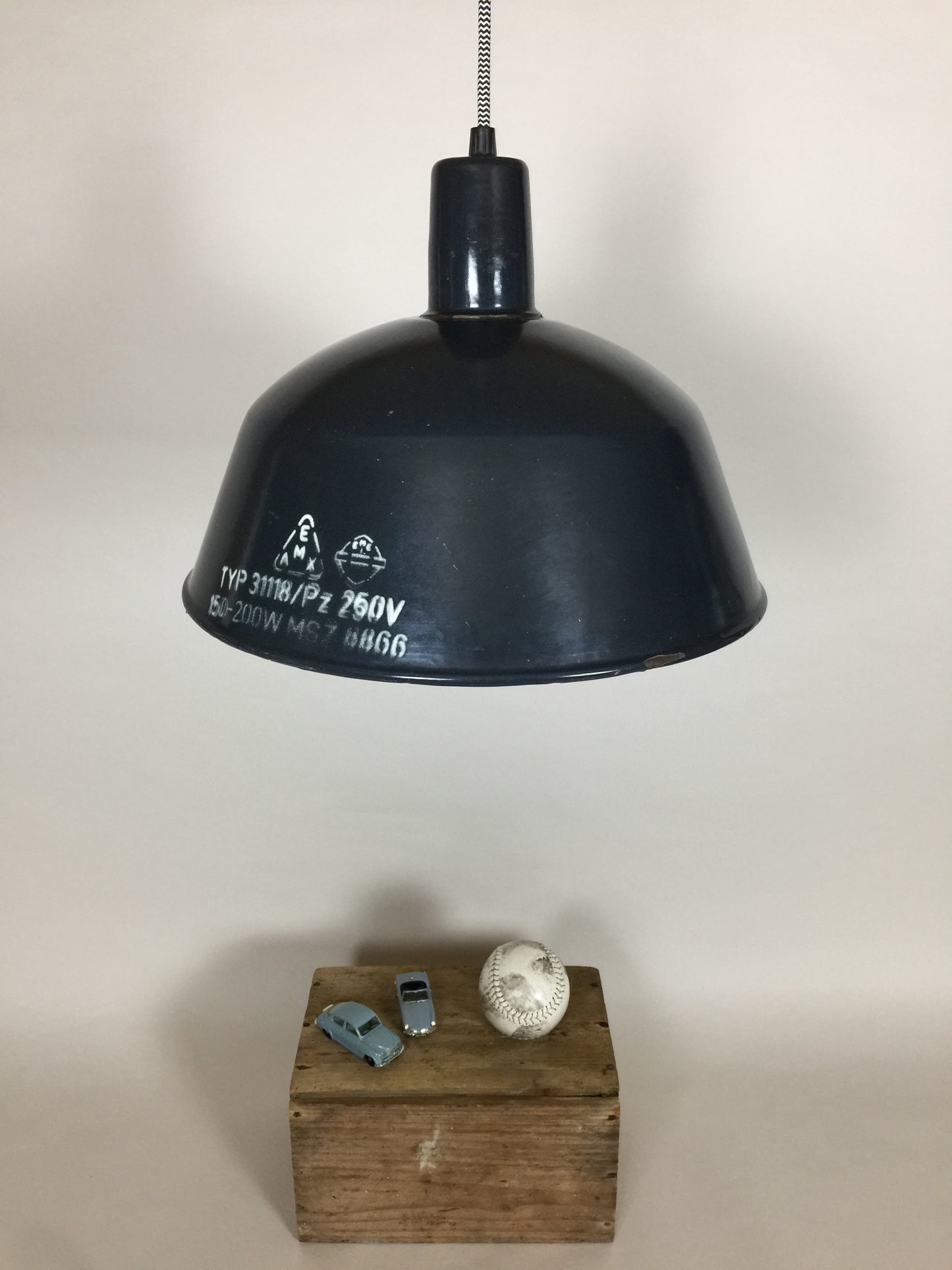 Schöne, rohe und industrielle Lampe