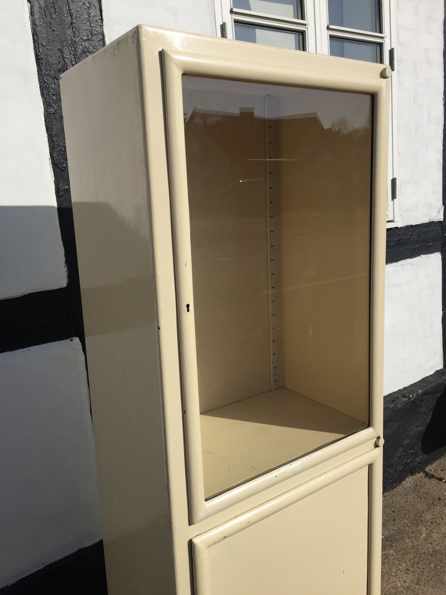 Schöner alter Zahnarztschrank