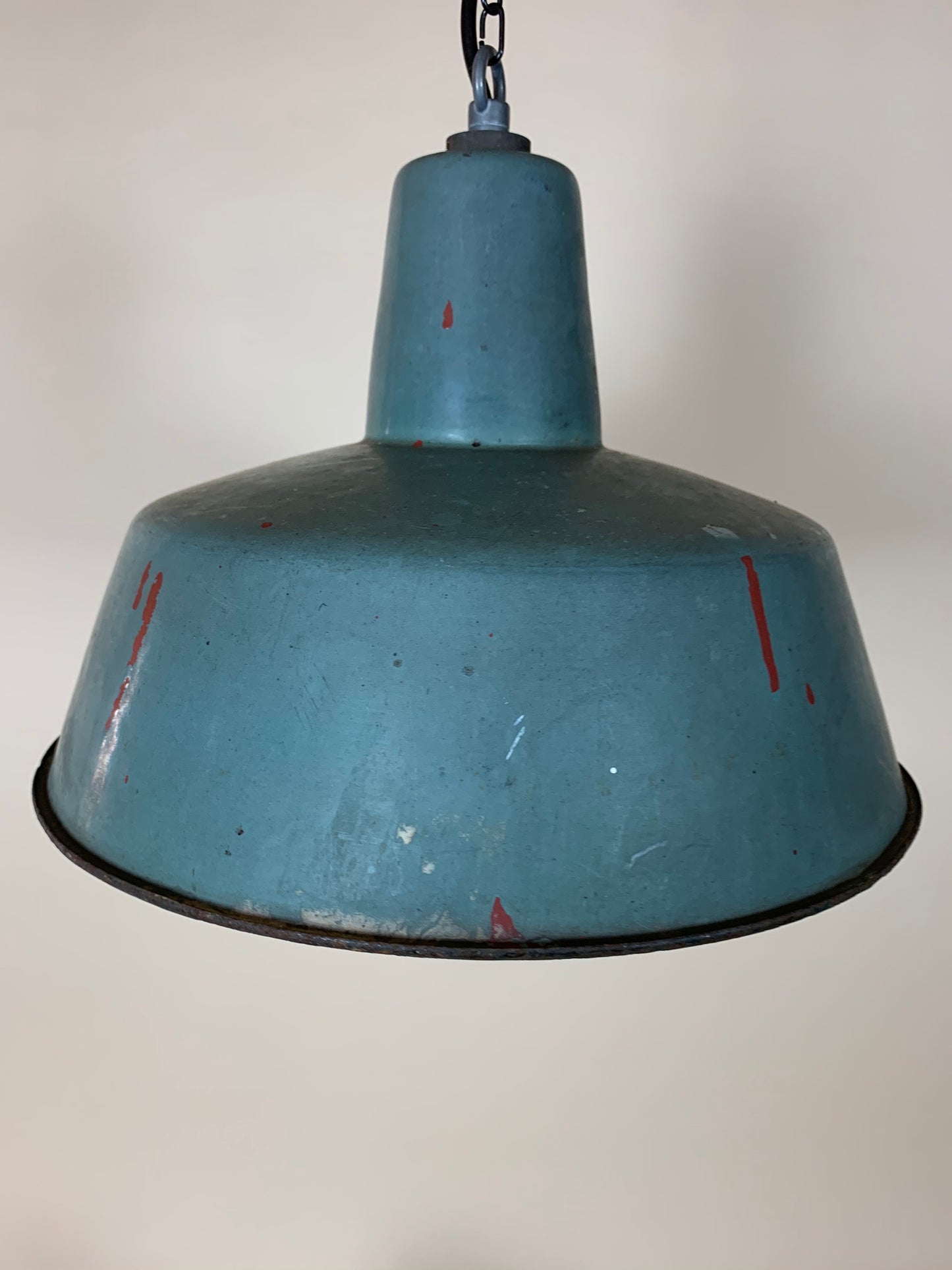 Lampe in staubigem Blau mit viel Patina