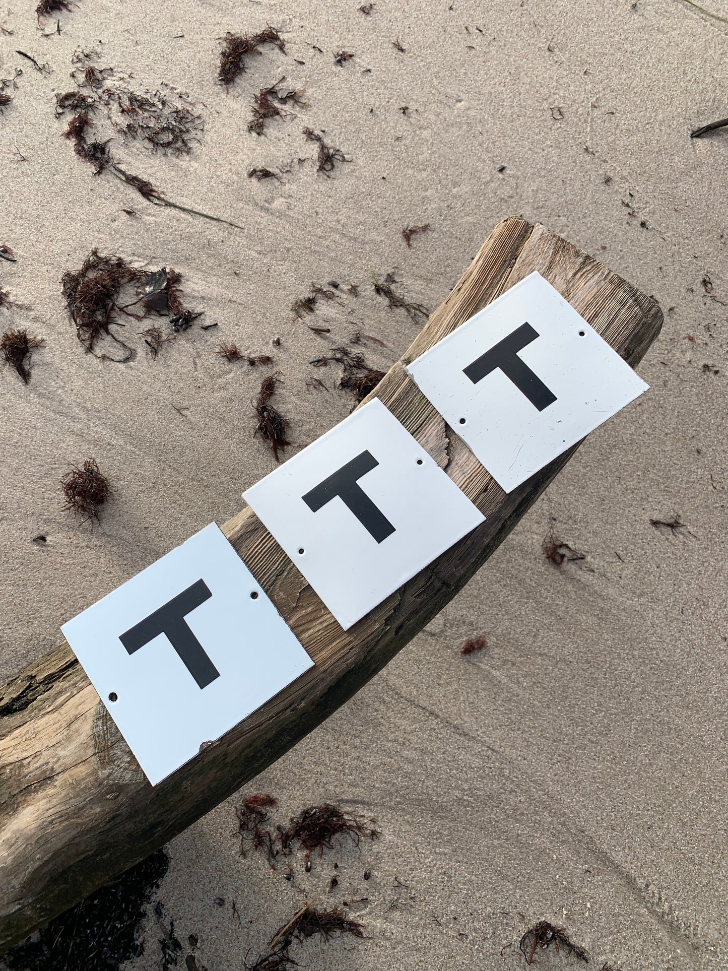 Emailleschild mit dem Buchstaben T