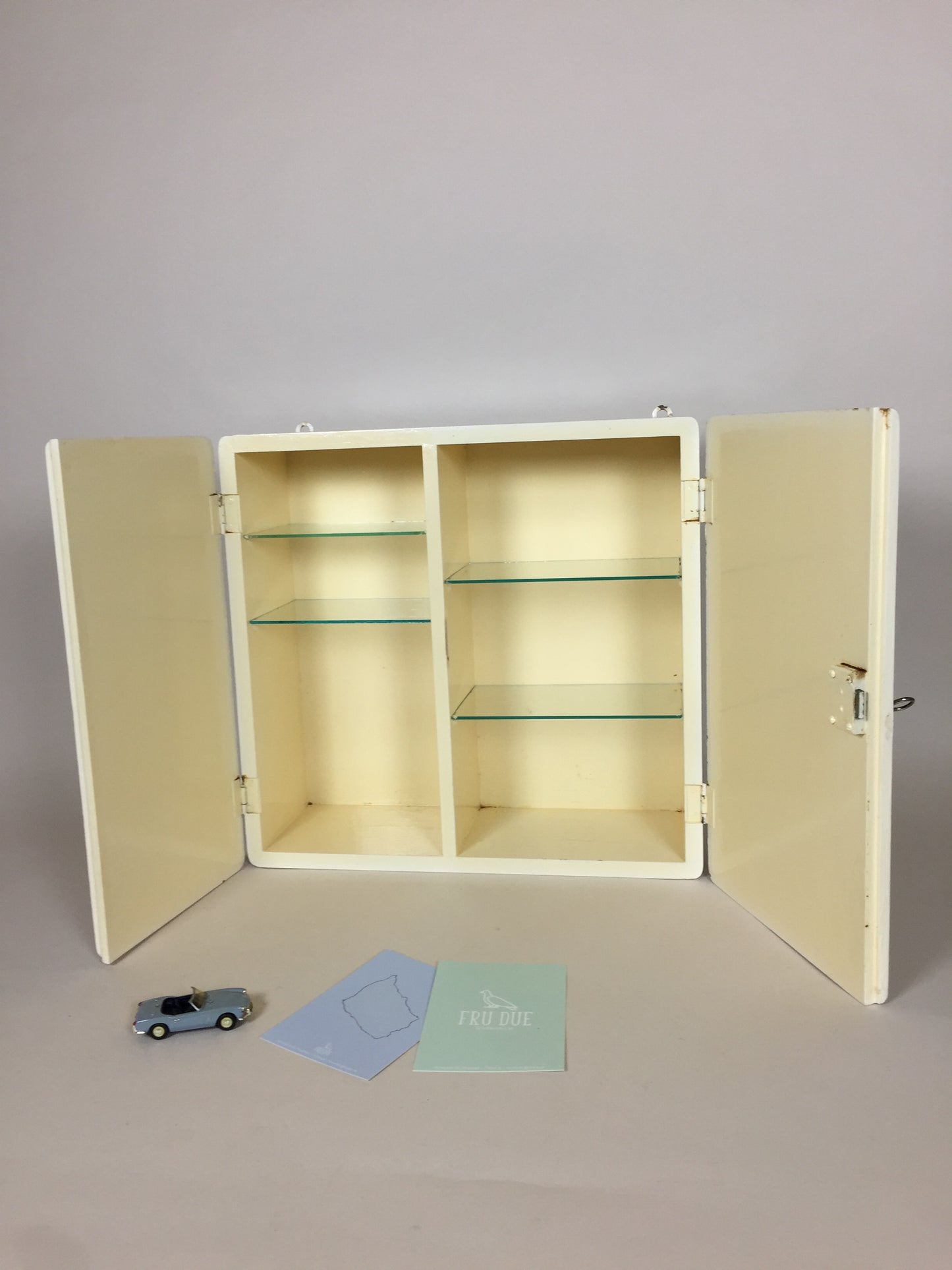 Schöner Medizinschrank mit zwei Türen