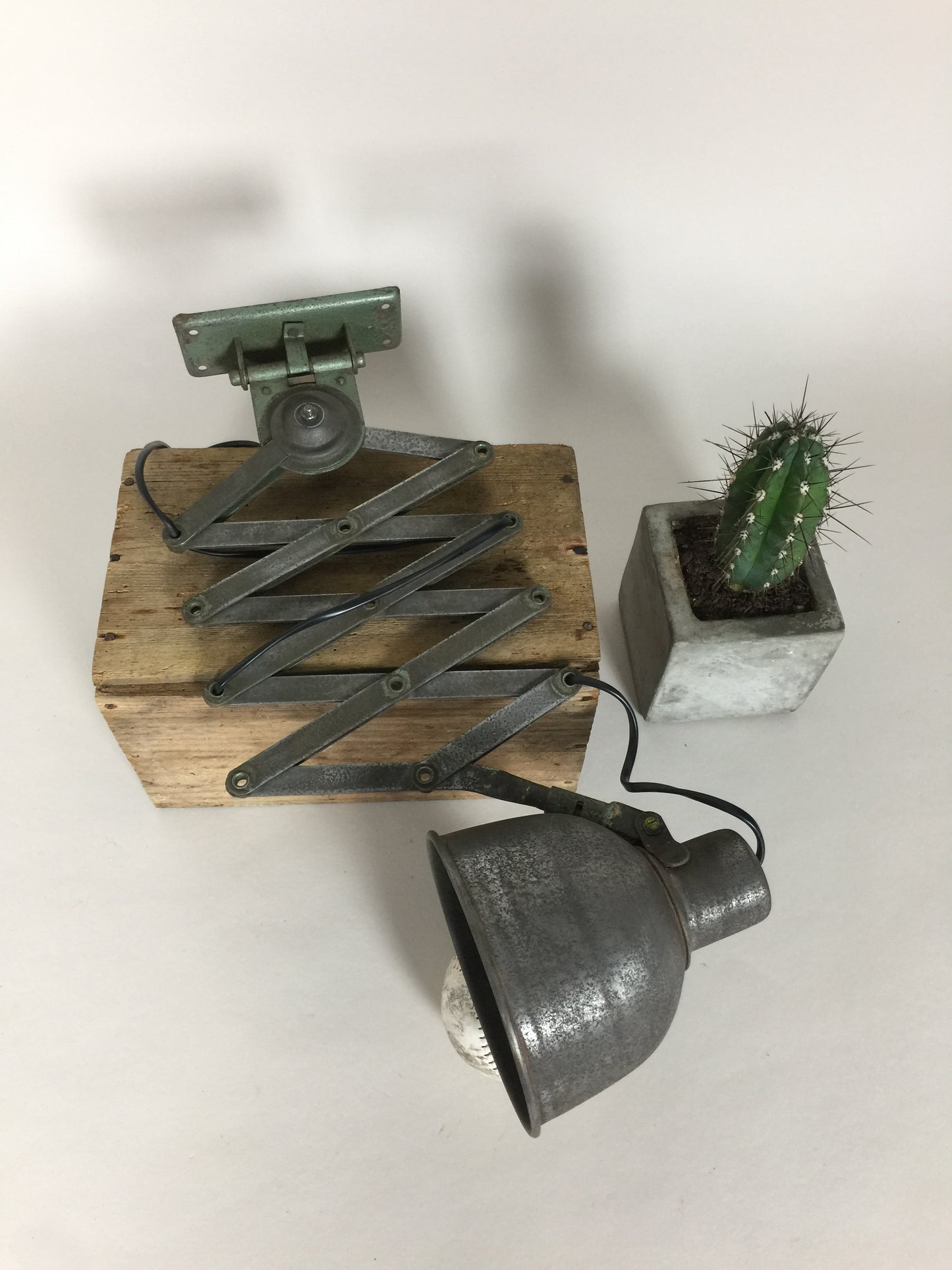 Rohe Schönheit und köstliche industrielle Scherenlampe
