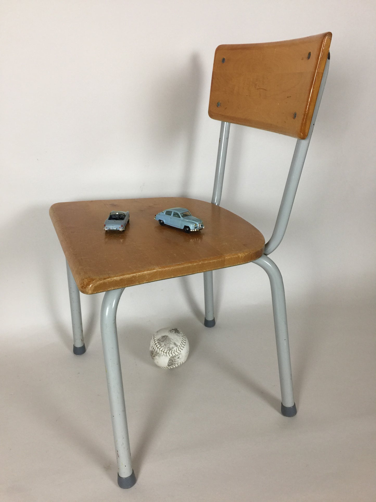 Schöner industrieller Kinderstuhl