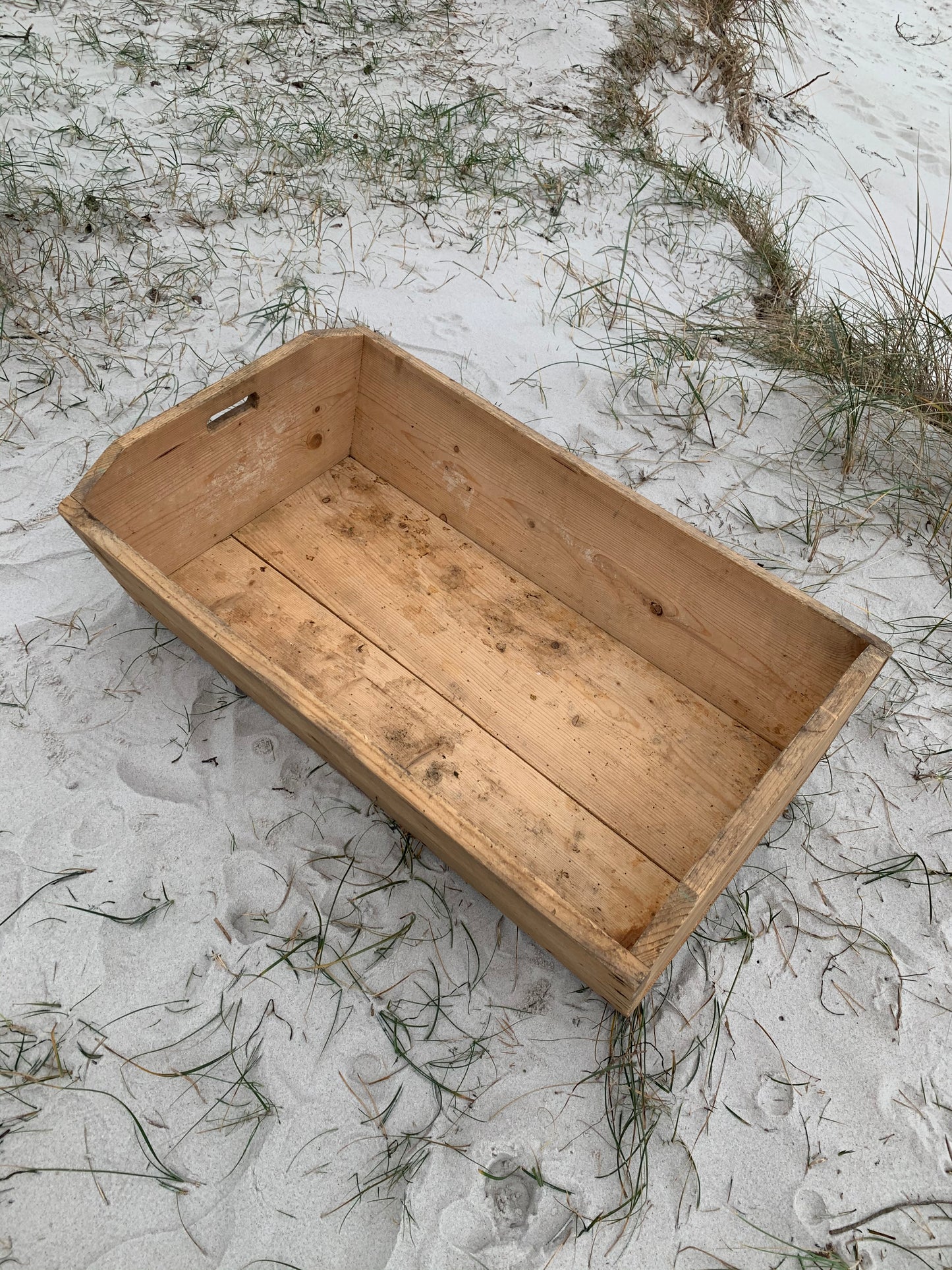Große Holzkiste mit Tragegriff