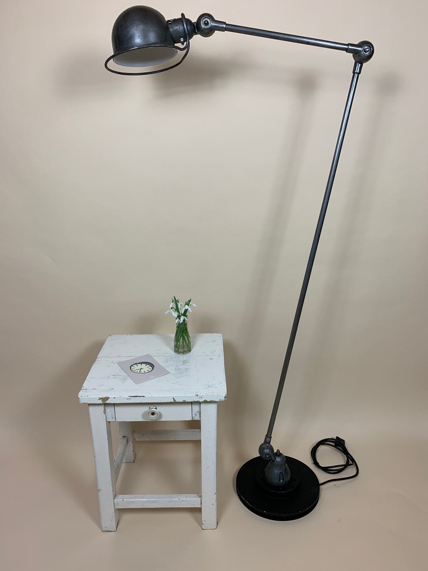 Schöne und seltene Jieldé Stehlampe mit zwei Armen