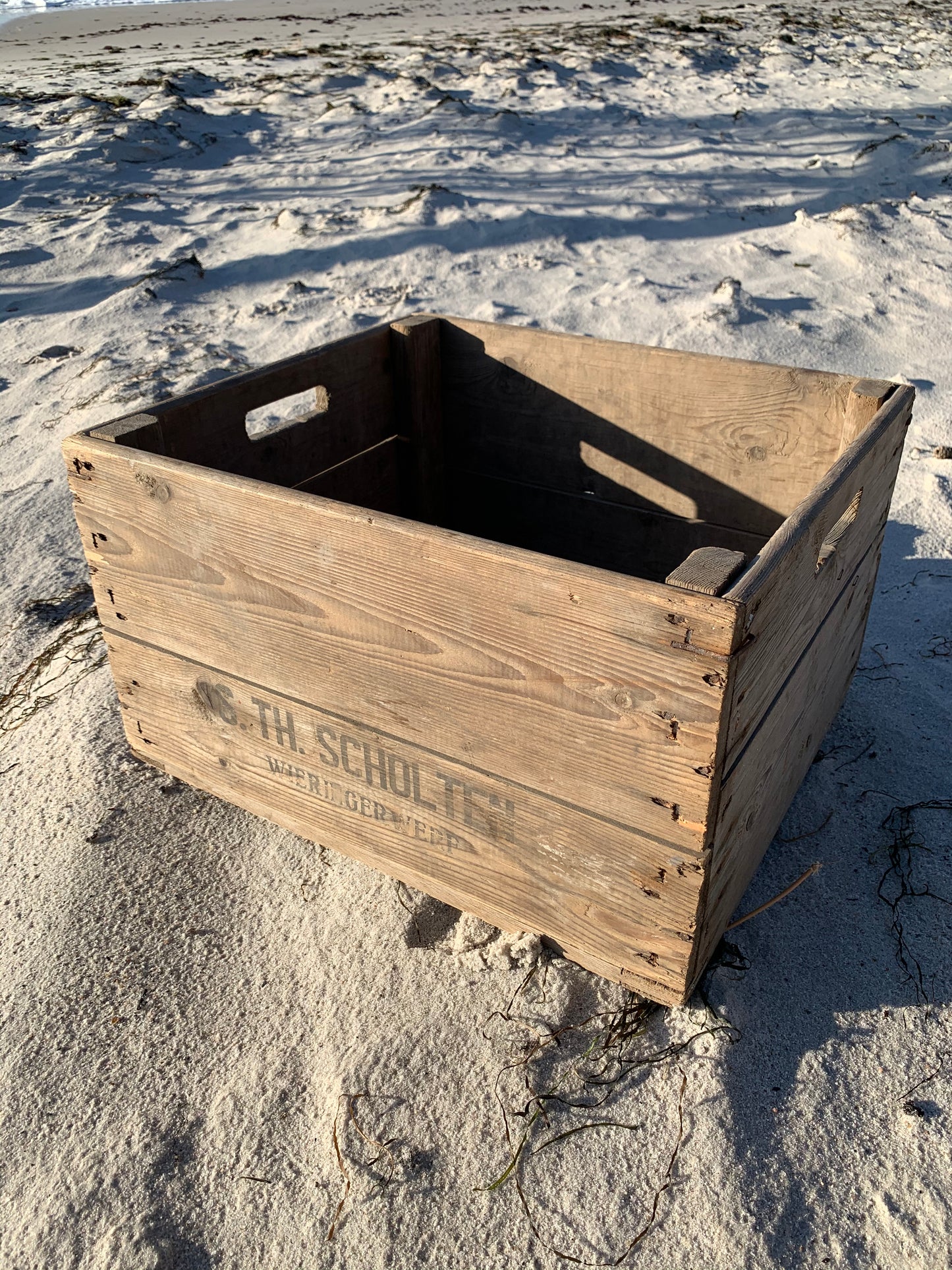 Schöne Holzkiste mit Text und Netz am Boden