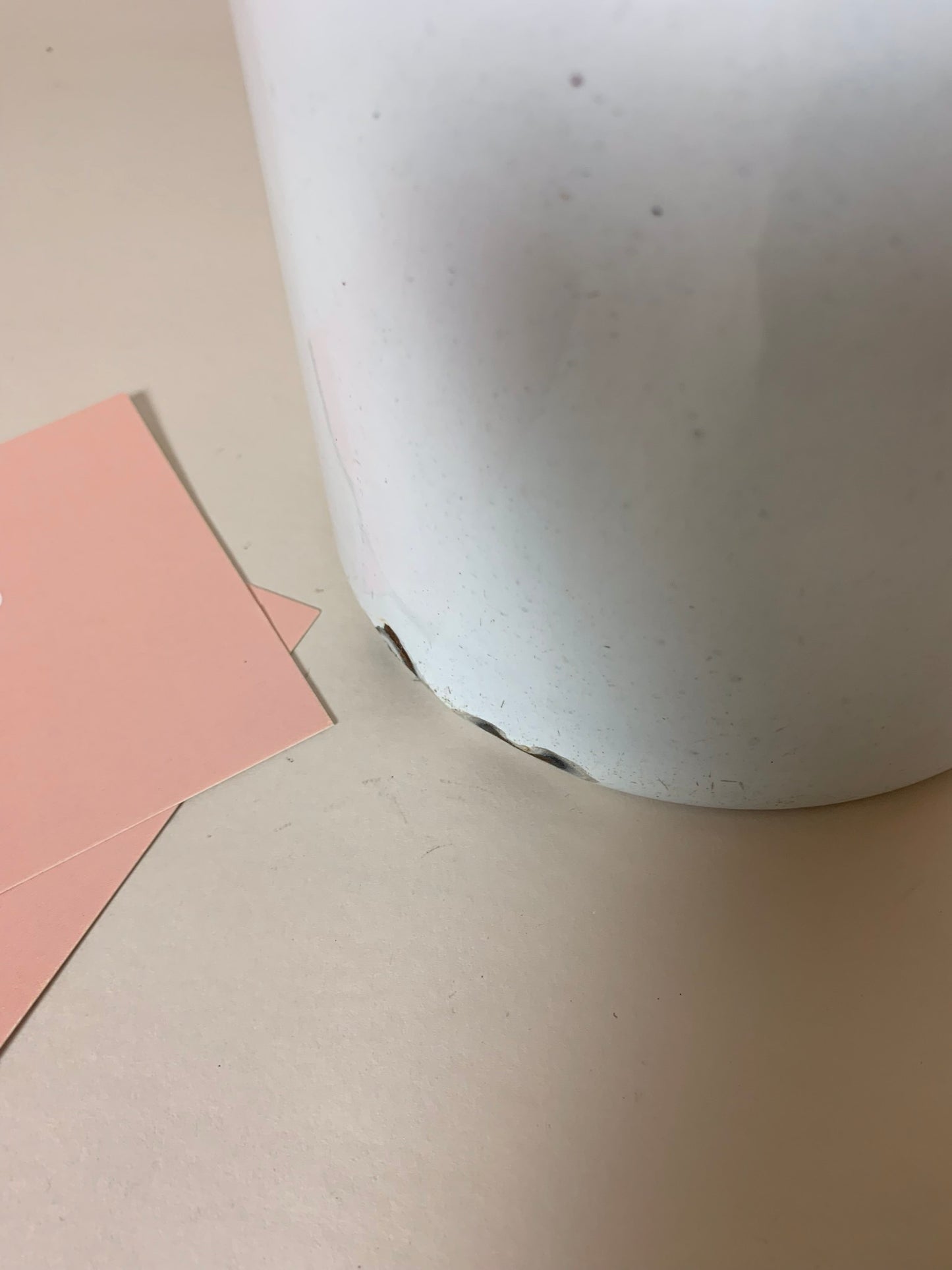 Großer weißer Emailkrug mit schöner Patina