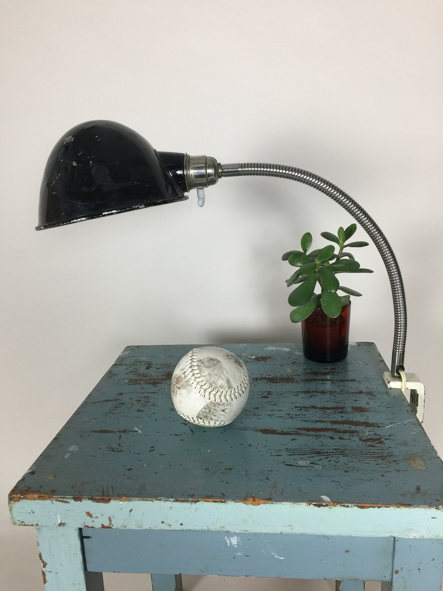Rohe und industrielle Architekturlampe mit flexiblem Arm