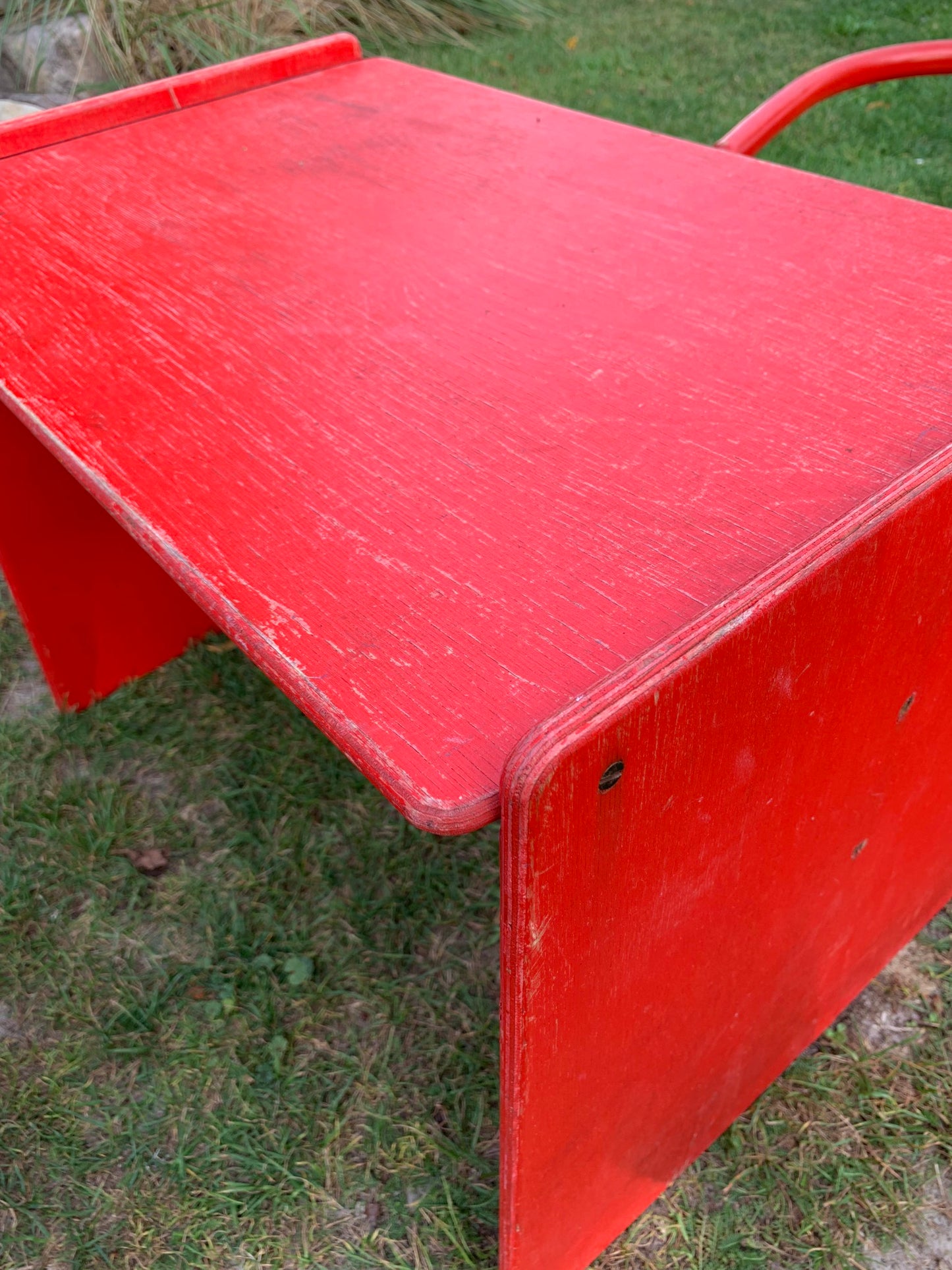 Kindertisch mit zwei Stühlen