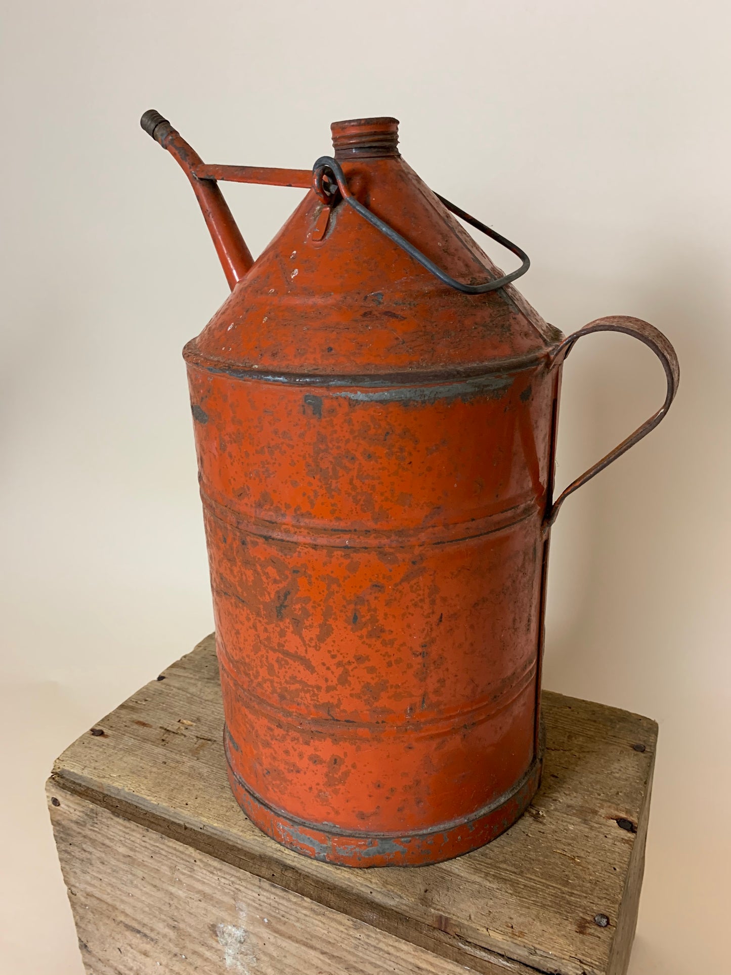Ölkrug mit viel Patina