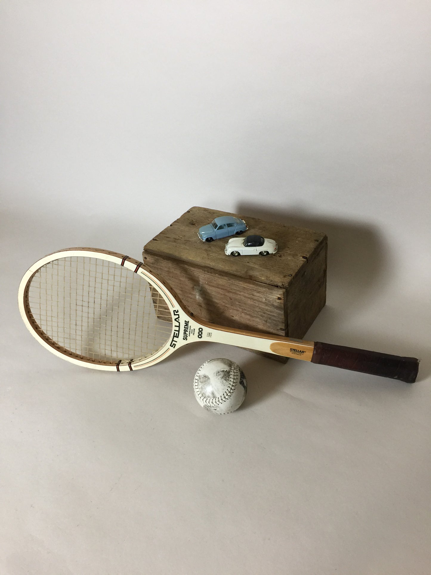 Schöner und alter Tennisschläger