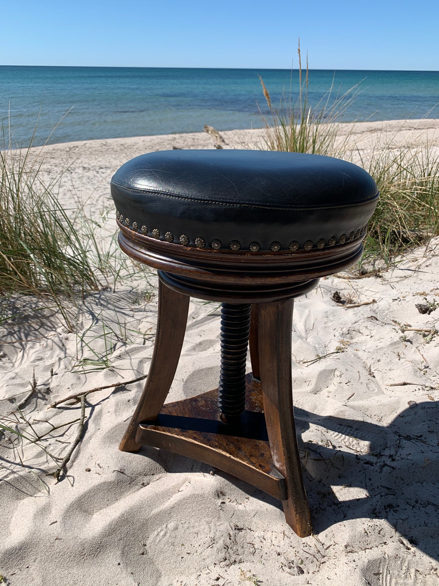 Massivholzhocker mit Ledersitz