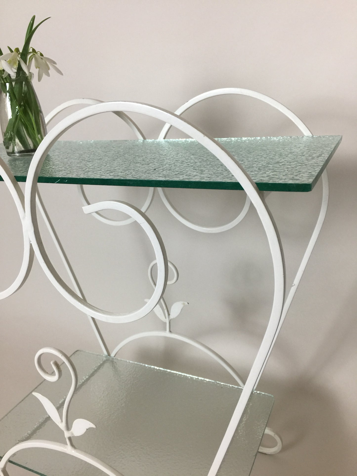 Schöner und alter Tisch oder Bücherregal mit Glas