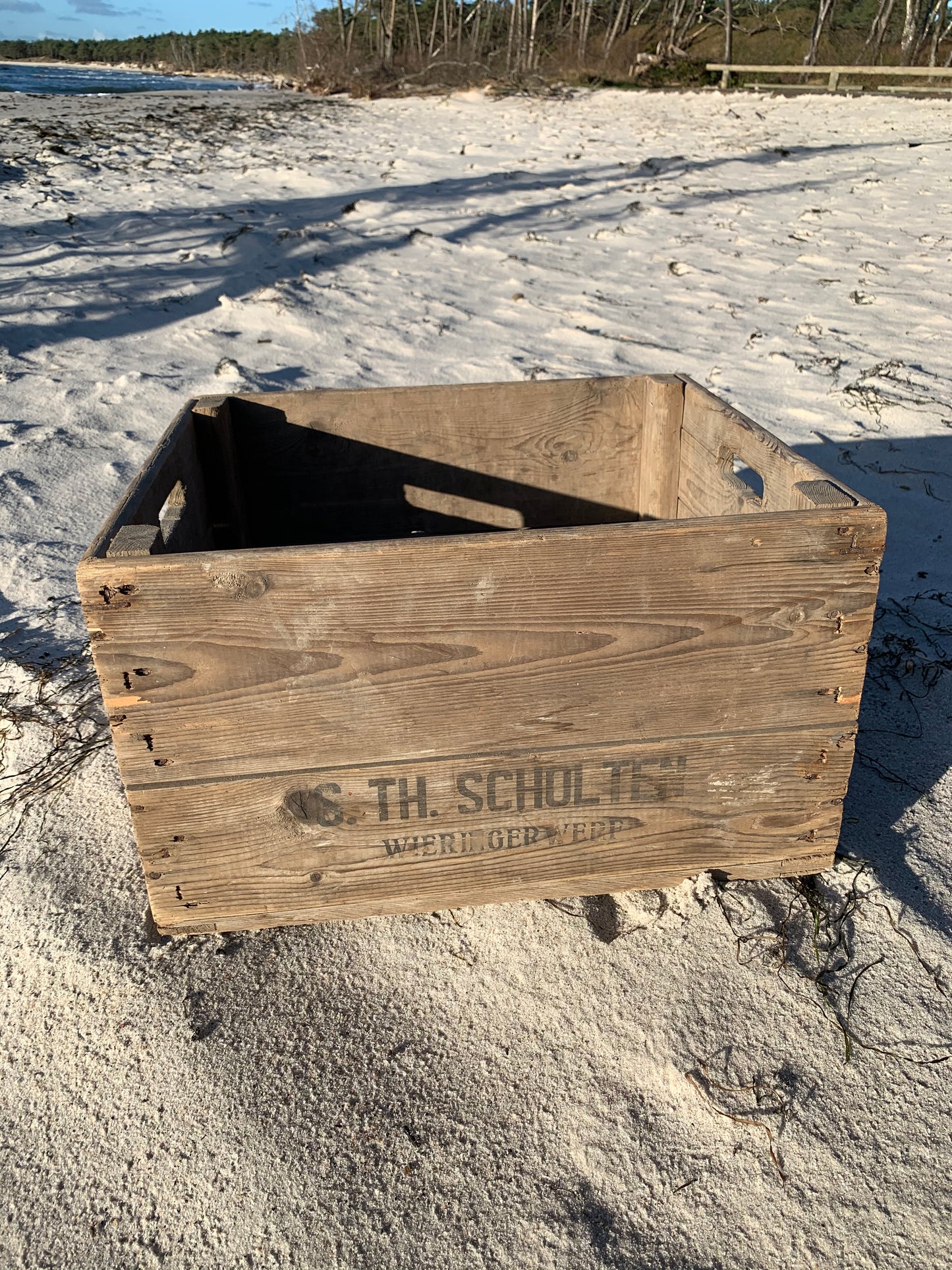 Schöne Holzkiste mit Text und Netz am Boden