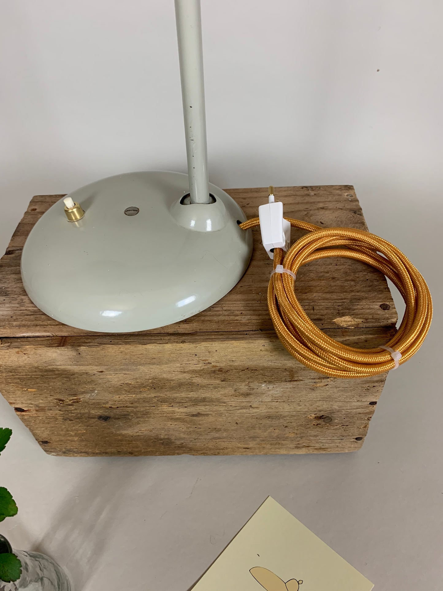 Graue Hala-Tischlampe mit schönen weichen Linien