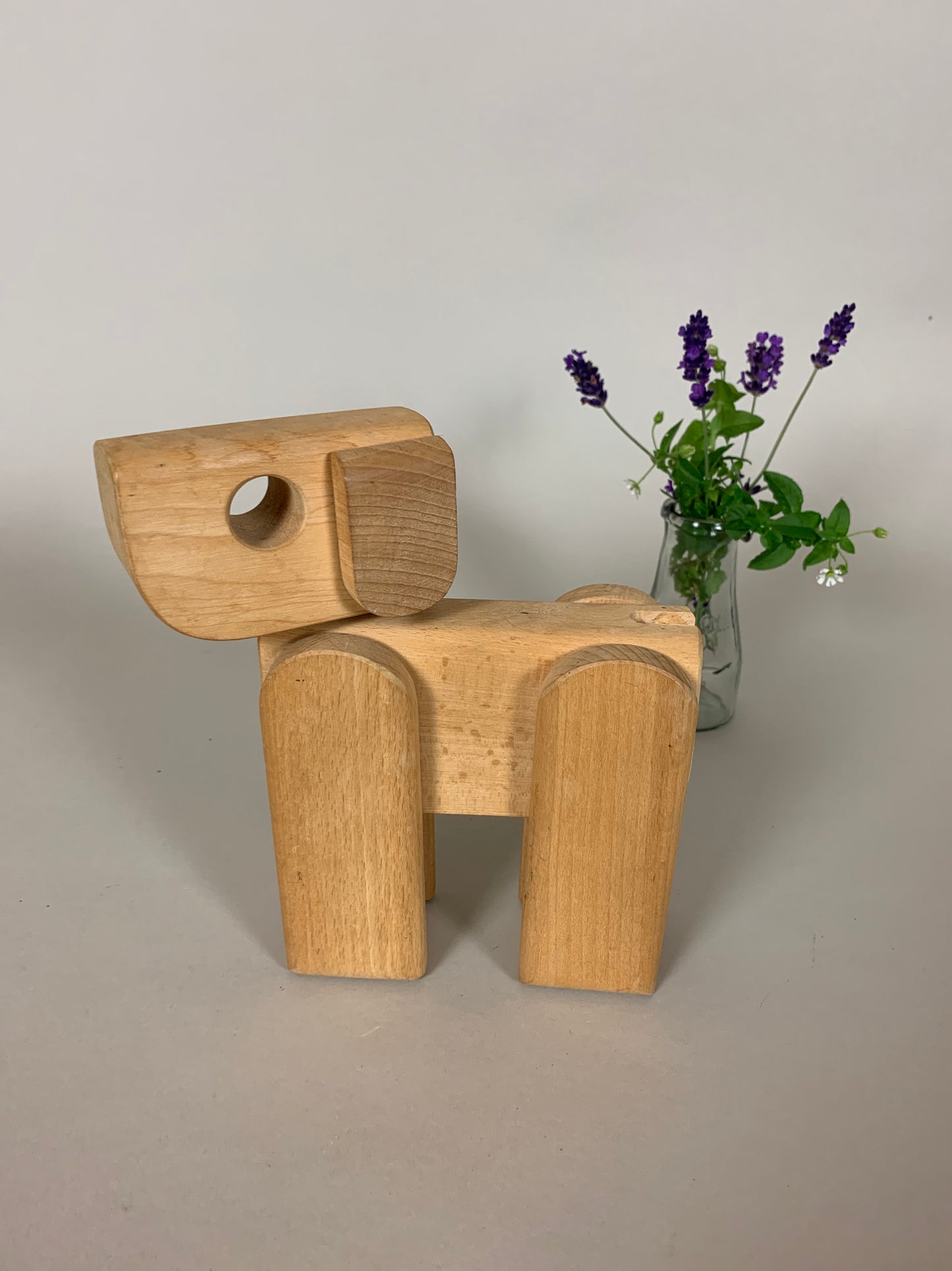Schöner Holzhund